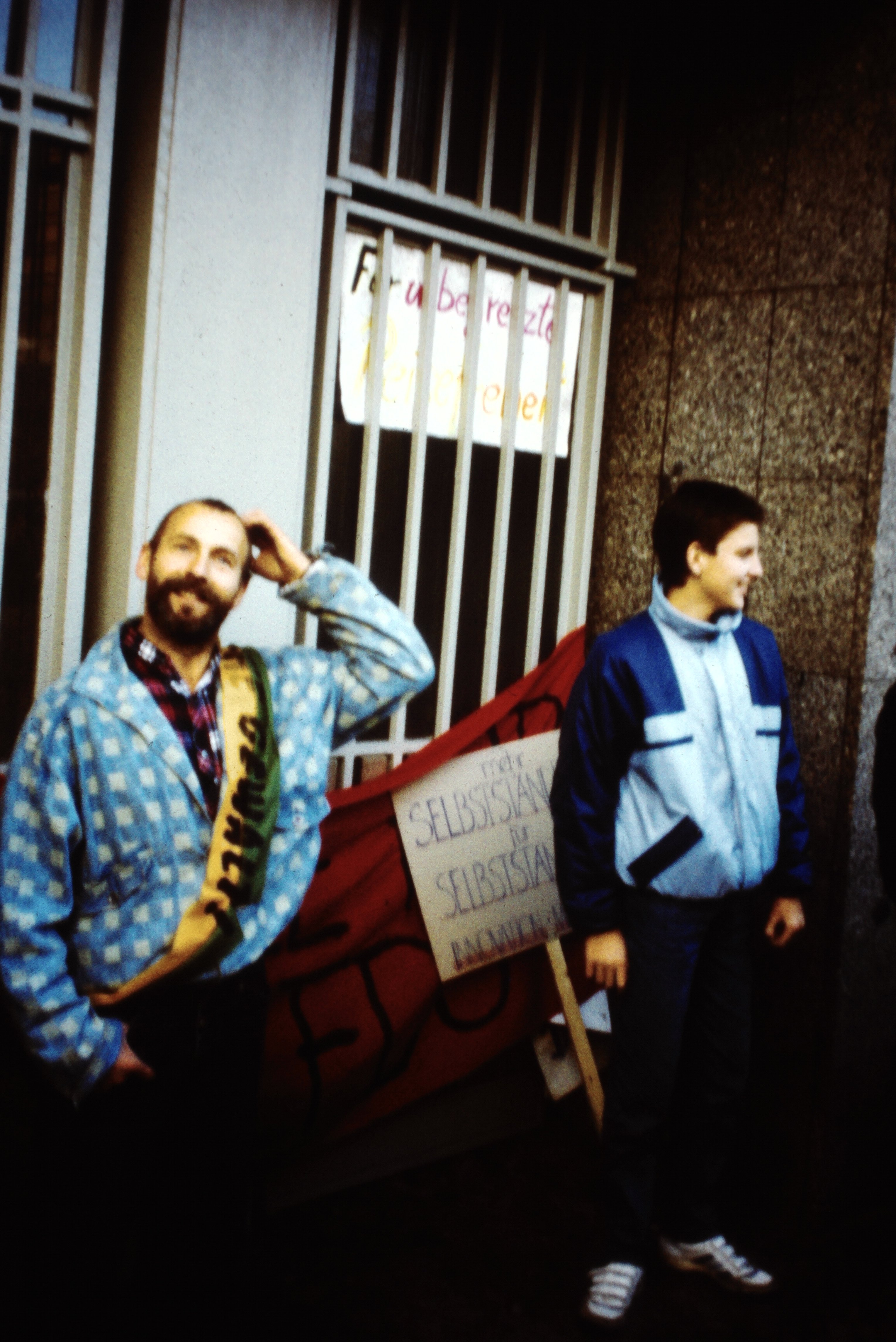 Großdemonstration in Ost-Berlin am 04. November 1989: Demonstranten am Straßenrand (DDR Geschichtsmuseum im Dokumentationszentrum Perleberg CC BY-SA)