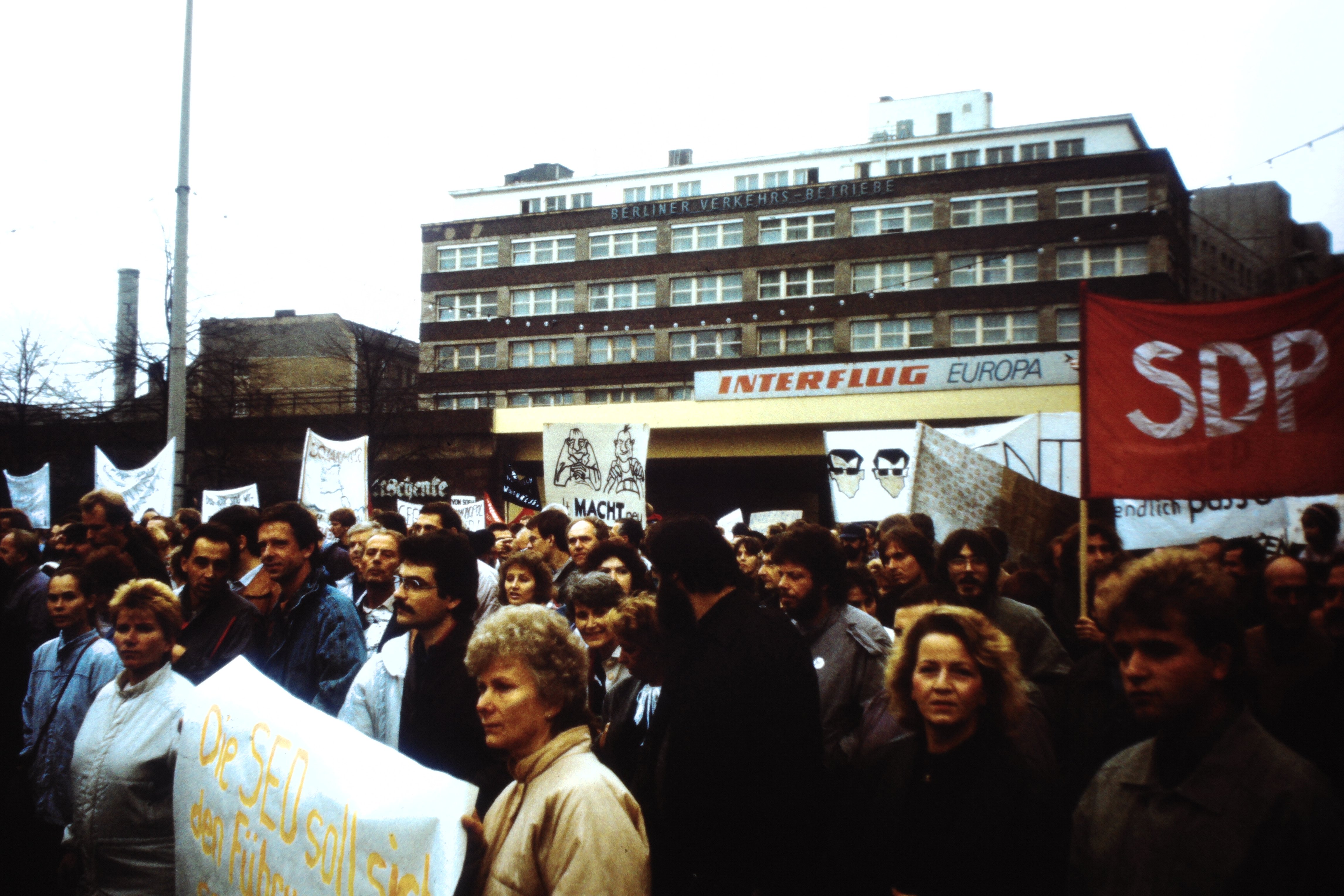 Großdemonstration in Ost-Berlin am 04. November 1989: Demonstranten auf der Karl-Liebknecht-Straße (DDR Geschichtsmuseum im Dokumentationszentrum Perleberg CC BY-SA)