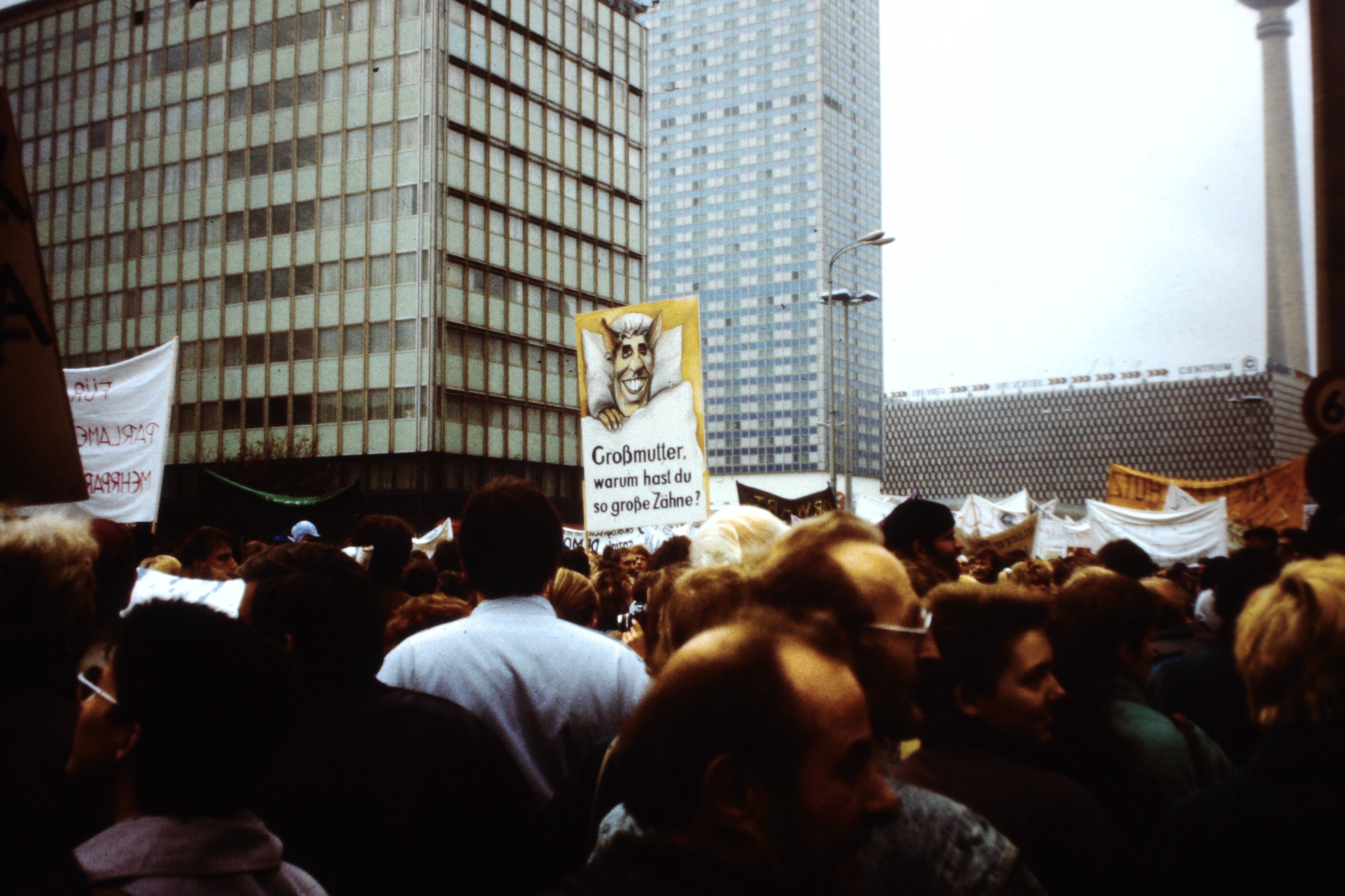Großdemonstration in Ost-Berlin am 04. November 1989: Plakat mit der Aufschrift: "Großmutter warum hast du so große Zähne" (DDR Geschichtsmuseum im Dokumentationszentrum Perleberg CC BY-SA)