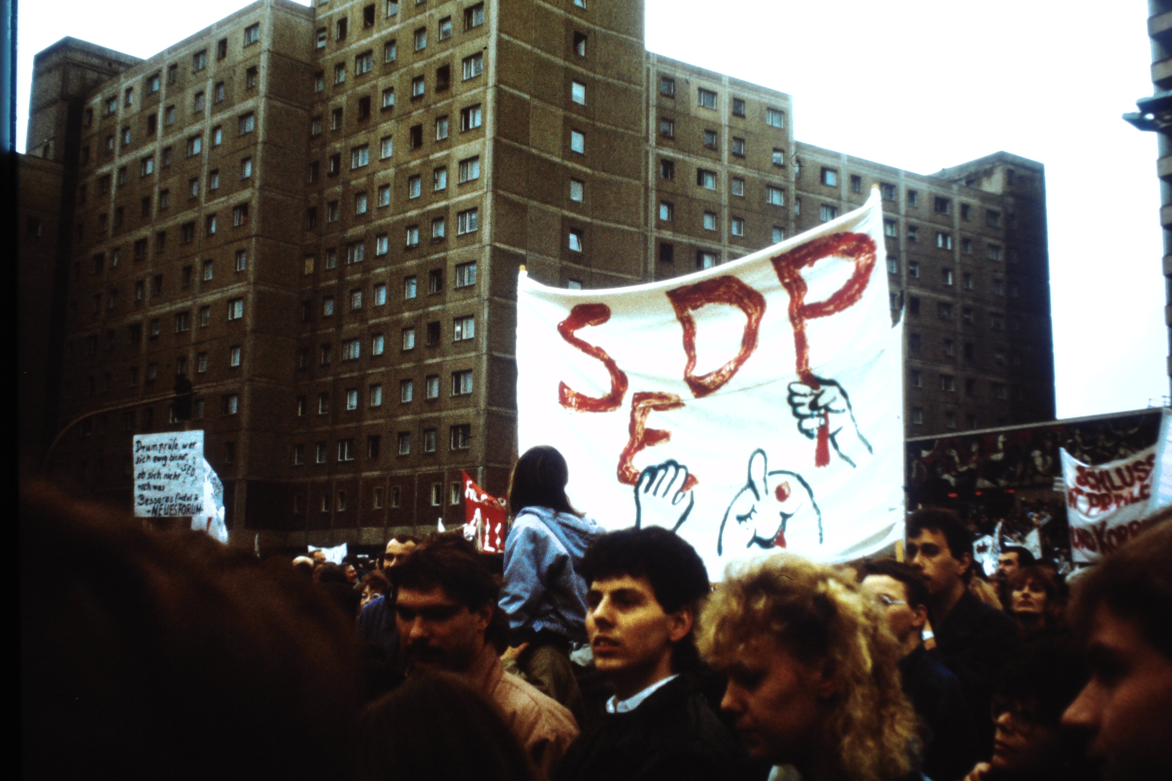 Großdemonstration in Ost-Berlin am 04. November 1989: Transparent mit der Aufschrift "SEDP" (DDR Geschichtsmuseum im Dokumentationszentrum Perleberg CC BY-SA)