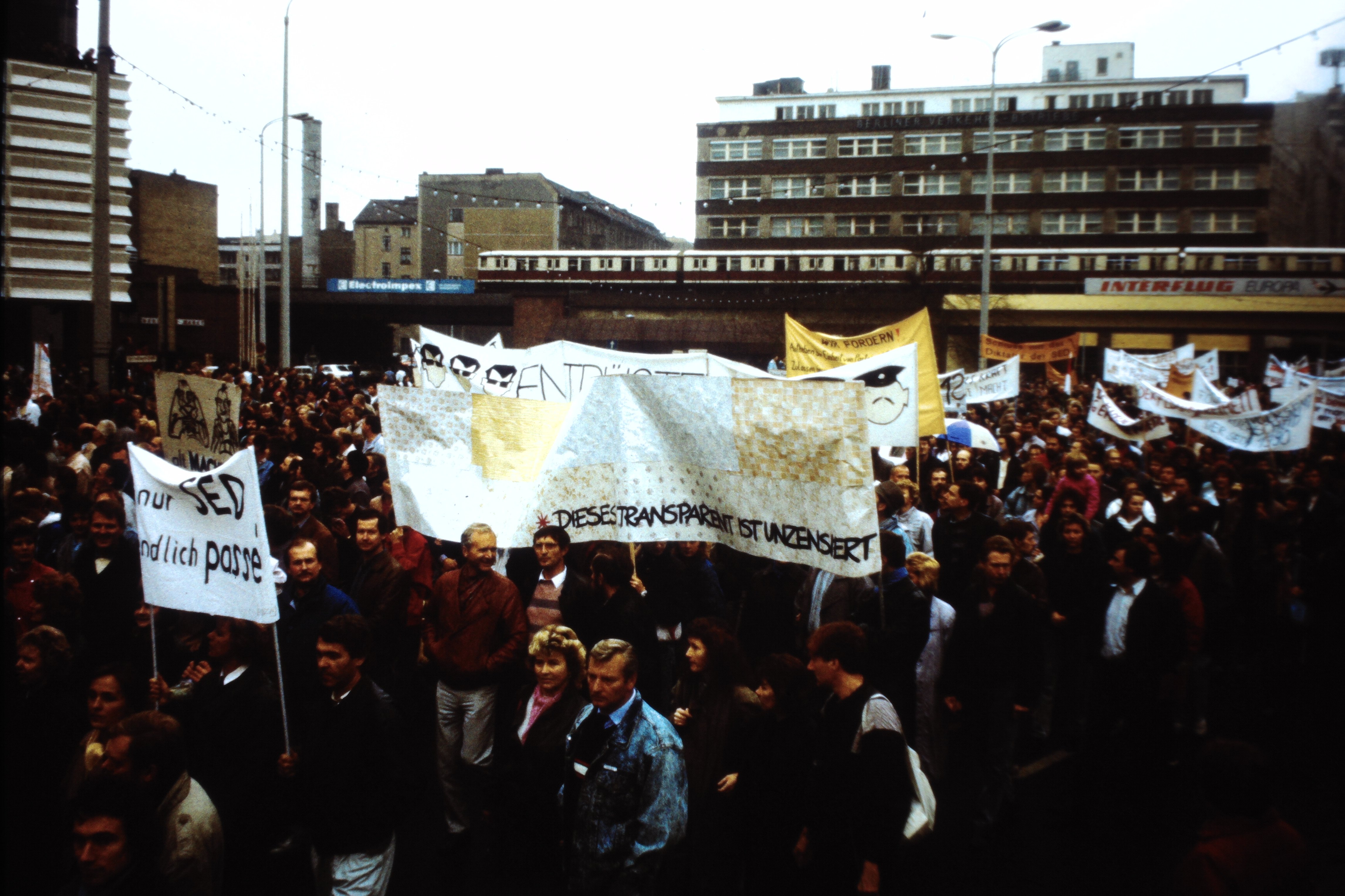 Großdemonstration in Ost-Berlin am 04. November 1989: Demonstranten vor der Markthalle in der Karl-Liebknecht-Straße (DDR Geschichtsmuseum im Dokumentationszentrum Perleberg CC BY-SA)