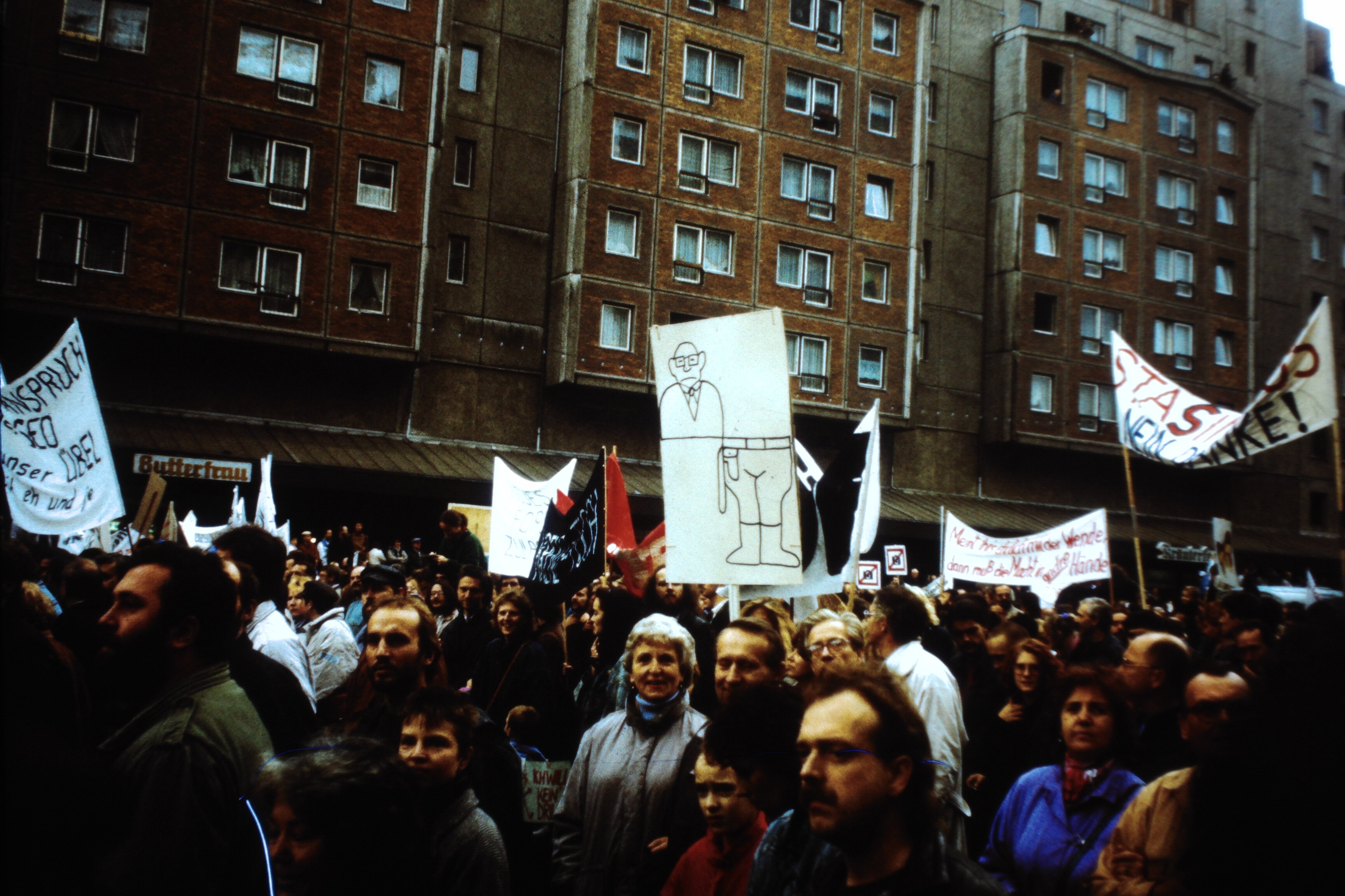 Großdemonstration in Ost-Berlin am 04. November 1989: Demonstrationsteilnehmer mit Plakaten und Transparenten (DDR Geschichtsmuseum im Dokumentationszentrum Perleberg CC BY-SA)