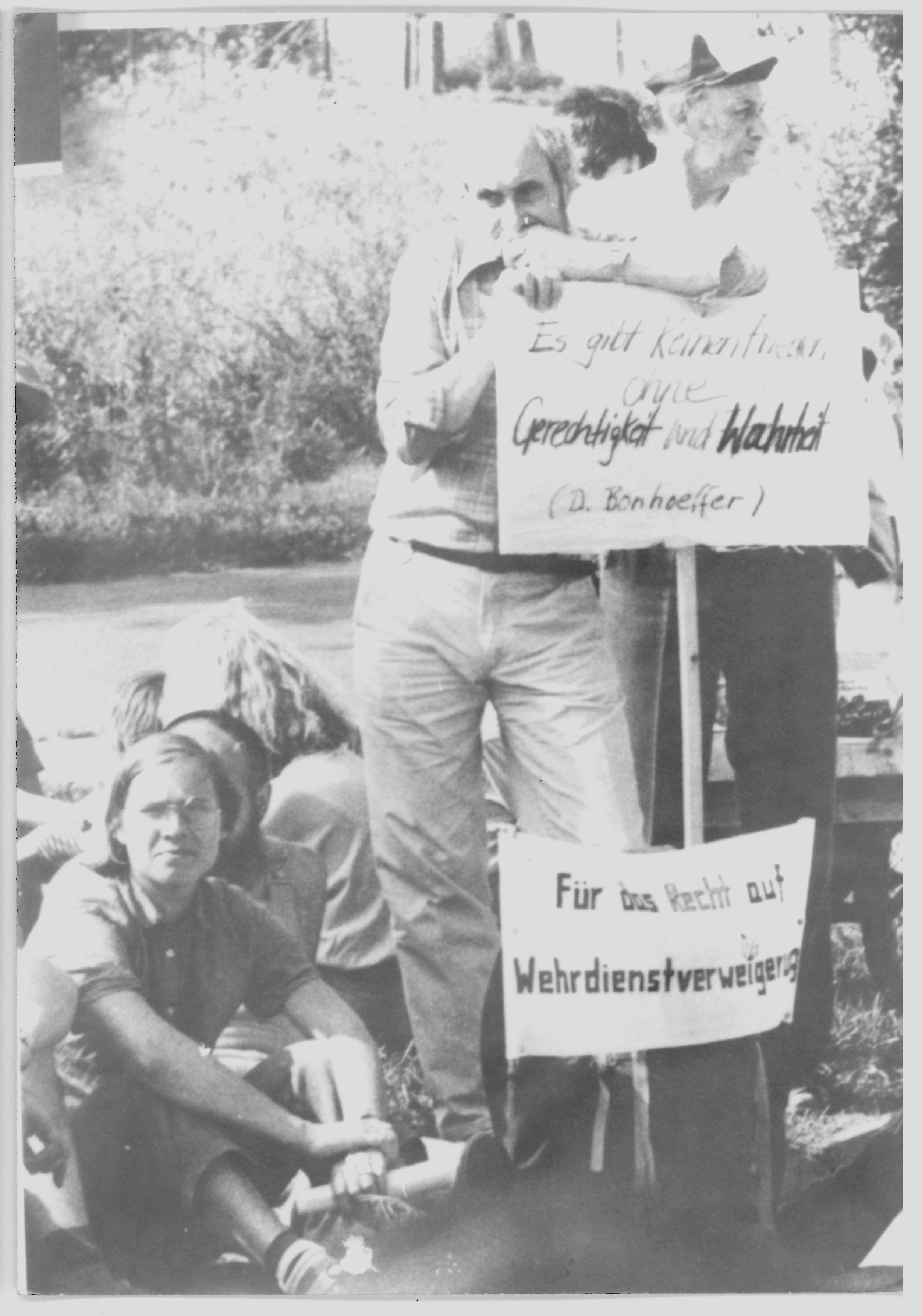Olof-Palme-Marsch 1987: Plakat mit der Beschriftung: "Es gibt keinen Frieden ohne Gerechtigkeit und Wahrheit (D. Bonhoeffer)" (DDR Geschichtsmuseum im Dokumentationszentrum Perleberg CC BY-SA)