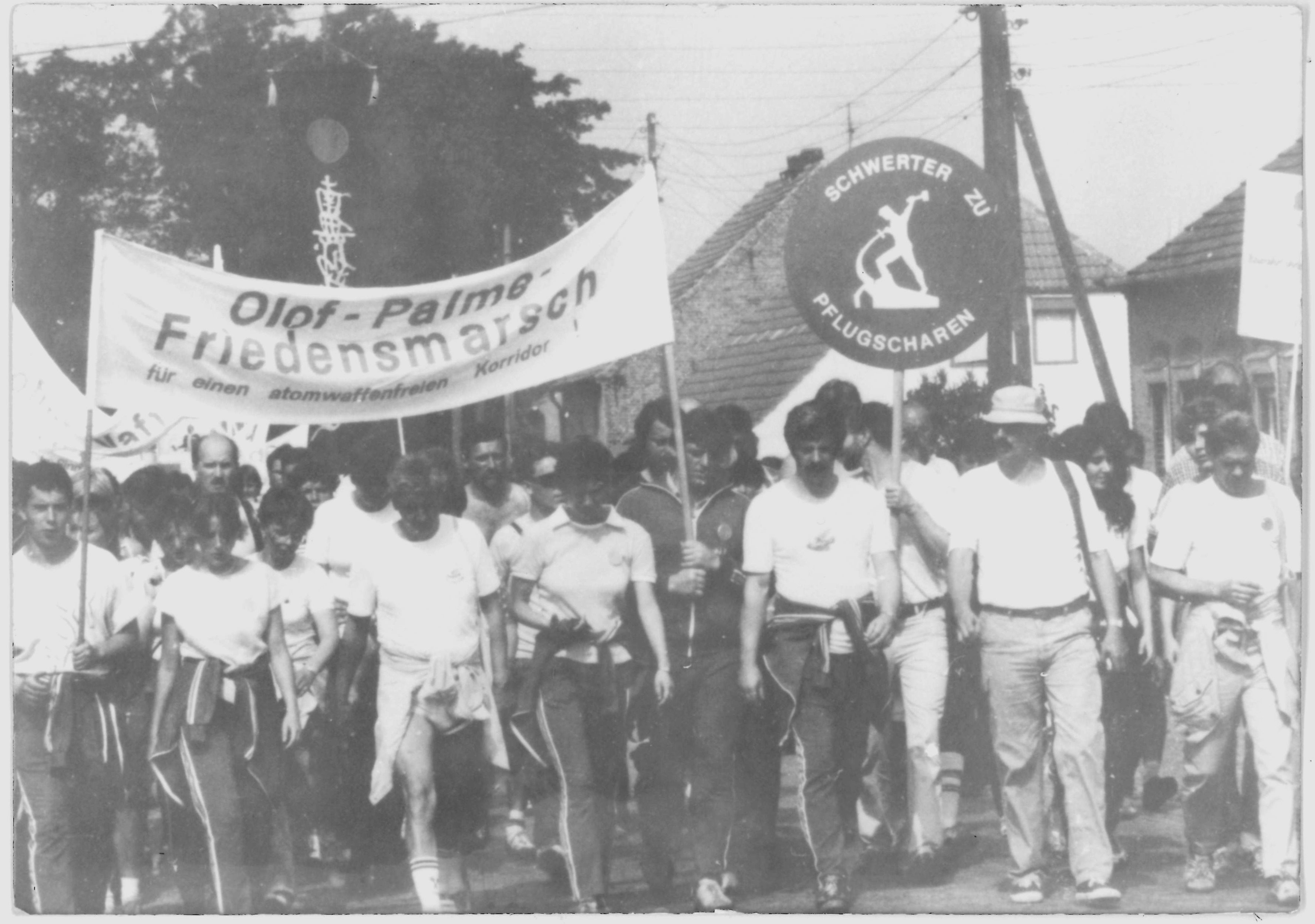 Olof-Palme-Marsch 1987: Spitze des Demonstrationszuges mit Transparenten und Plakaten (DDR Geschichtsmuseum im Dokumentationszentrum Perleberg CC BY-SA)
