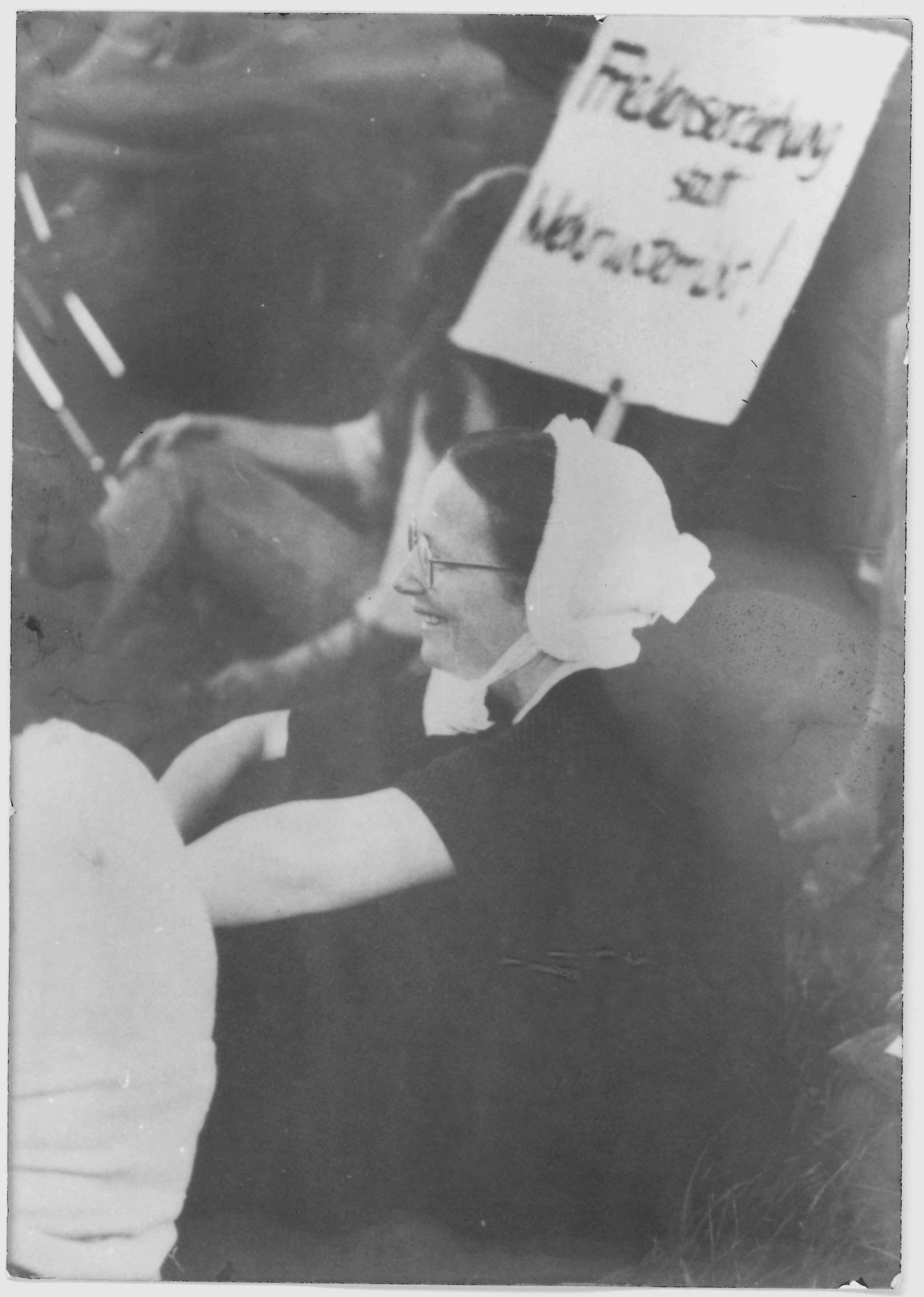 Olof-Palme-Marsch 1987: Nonne mit Plakat: "Friedenserziehung statt Wehrunterricht" (DDR Geschichtsmuseum im Dokumentationszentrum Perleberg CC BY-SA)