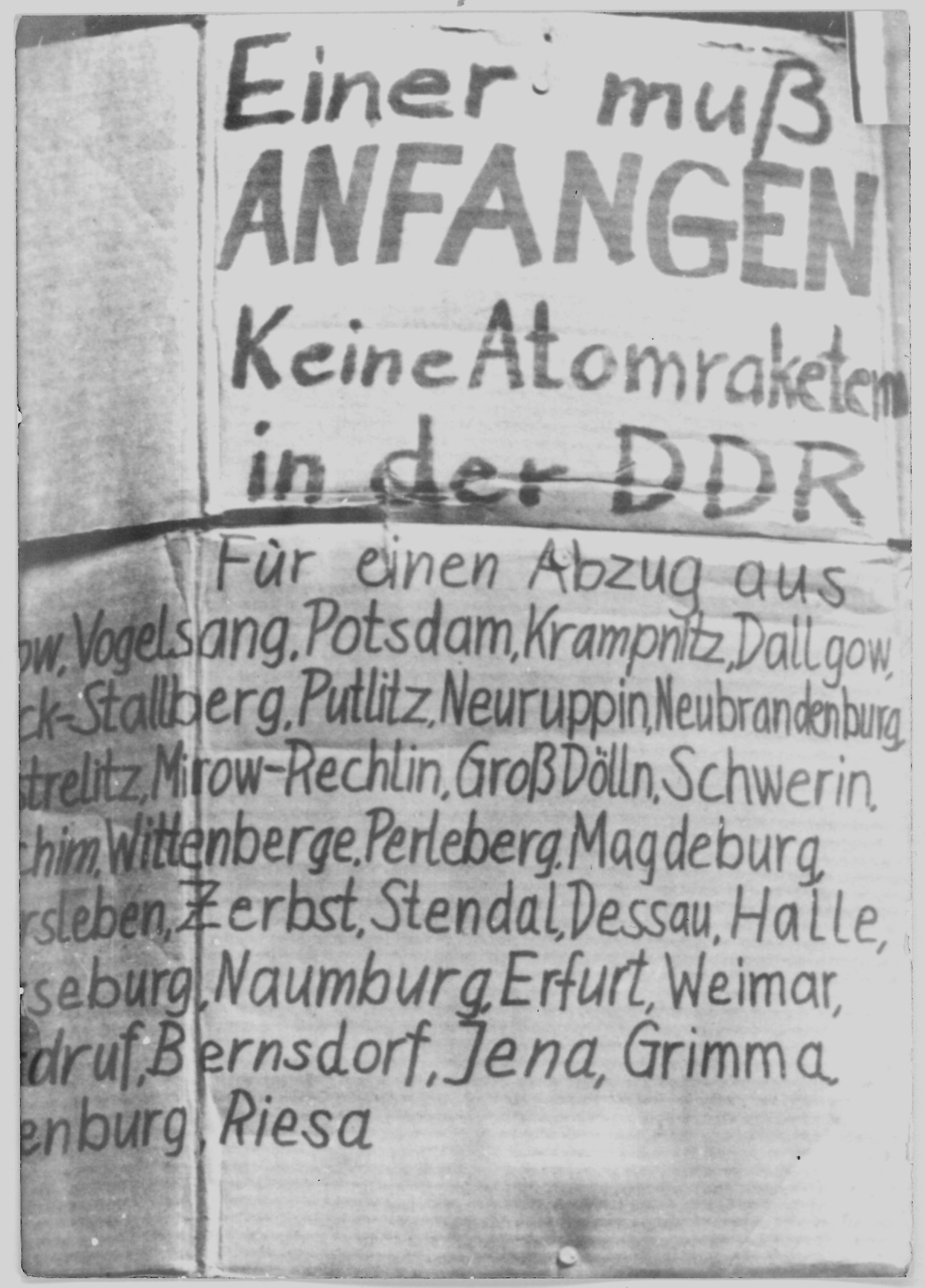 Olof-Palme-Marsch 1987: Plakat mit der Beschriftung: "Einer muß anfangen Keine Atomraketen in der DDR" (DDR Geschichtsmuseum im Dokumentationszentrum Perleberg CC BY-SA)