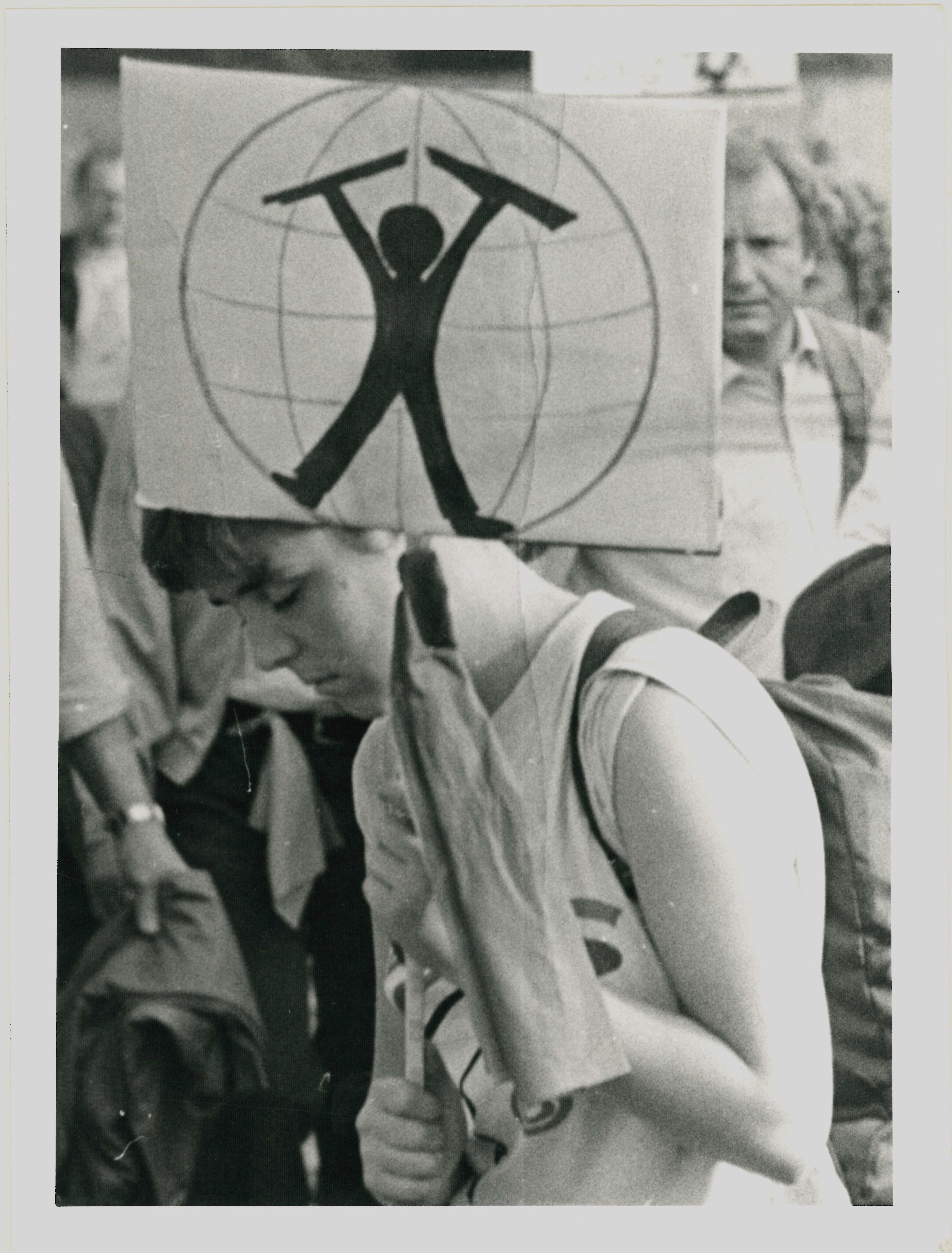 Olof-Palme-Marsch 1987: Plakat mit "Mann vor Weltkugel" (DDR Geschichtsmuseum im Dokumentationszentrum Perleberg CC BY-SA)