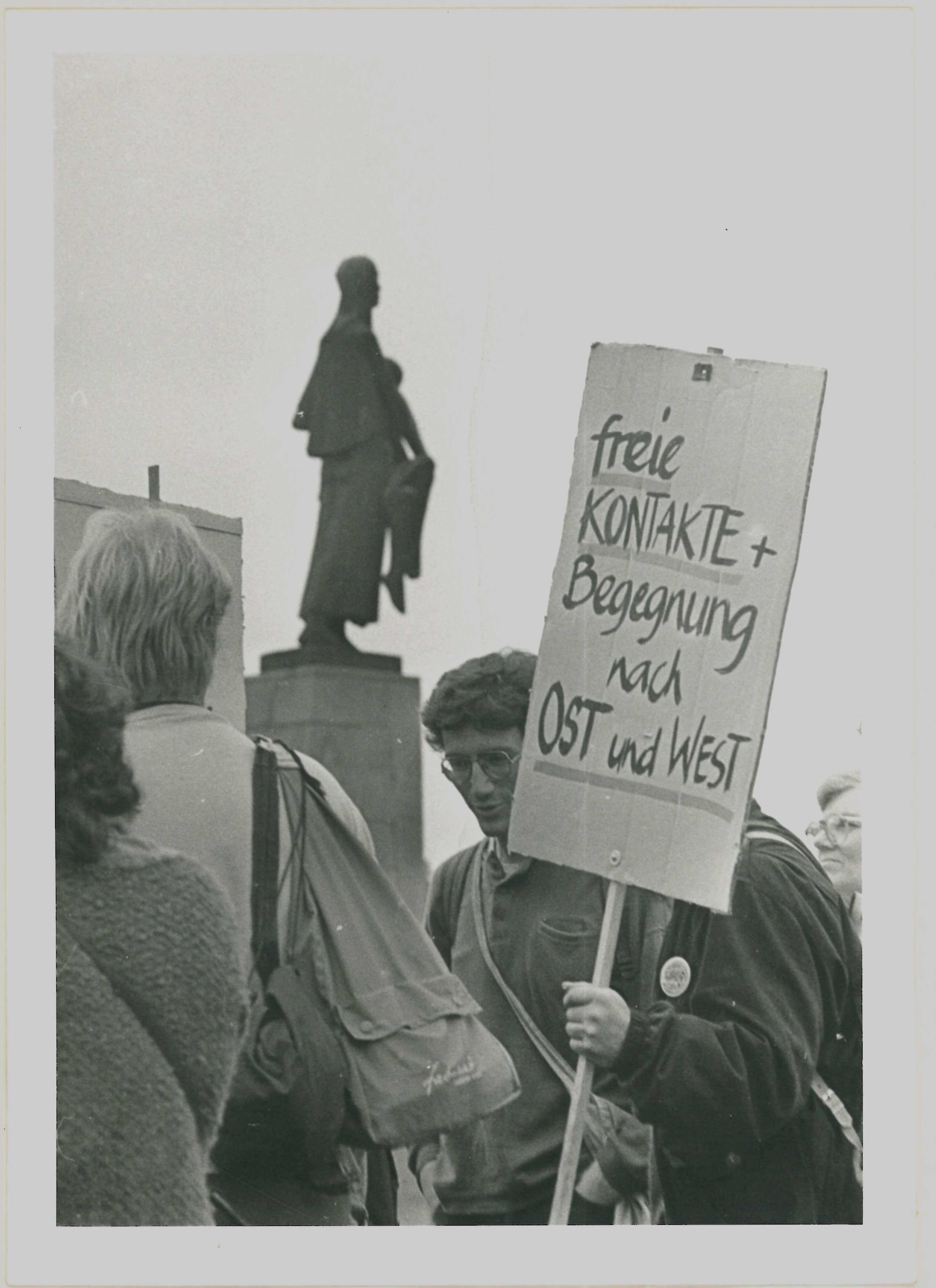 Olof-Palme-Marsch 1987: Plakat mit der Beschriftung: "freie Kontakte + Begegnung nach OST und West" (DDR Geschichtsmuseum im Dokumentationszentrum Perleberg CC BY-SA)