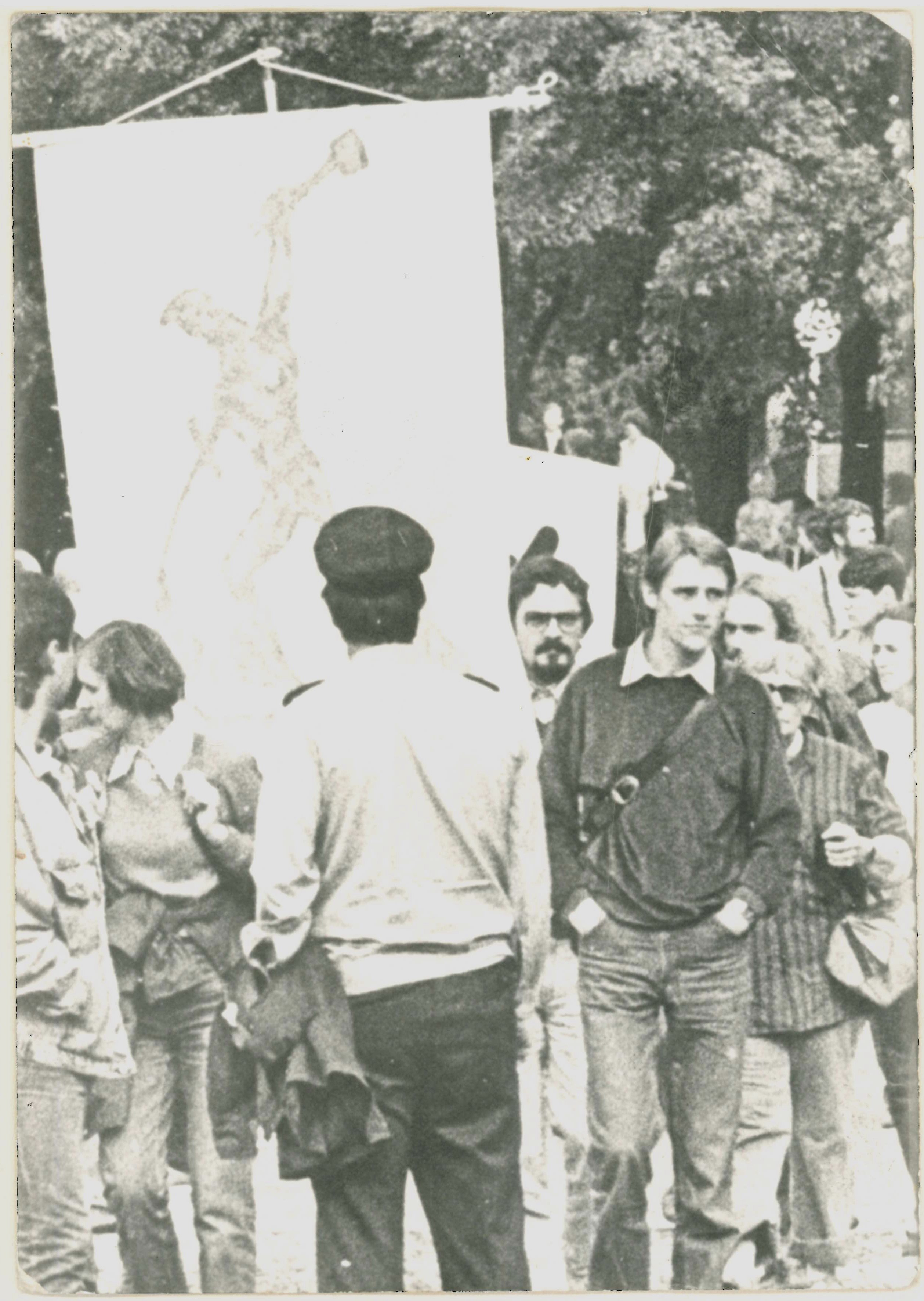 Olof-Palme-Marsch 1987: Hans Peter Freimark mit einem Transparent: "Schwerter zu Pflugscharen" (DDR Geschichtsmuseum im Dokumentationszentrum Perleberg CC BY-SA)