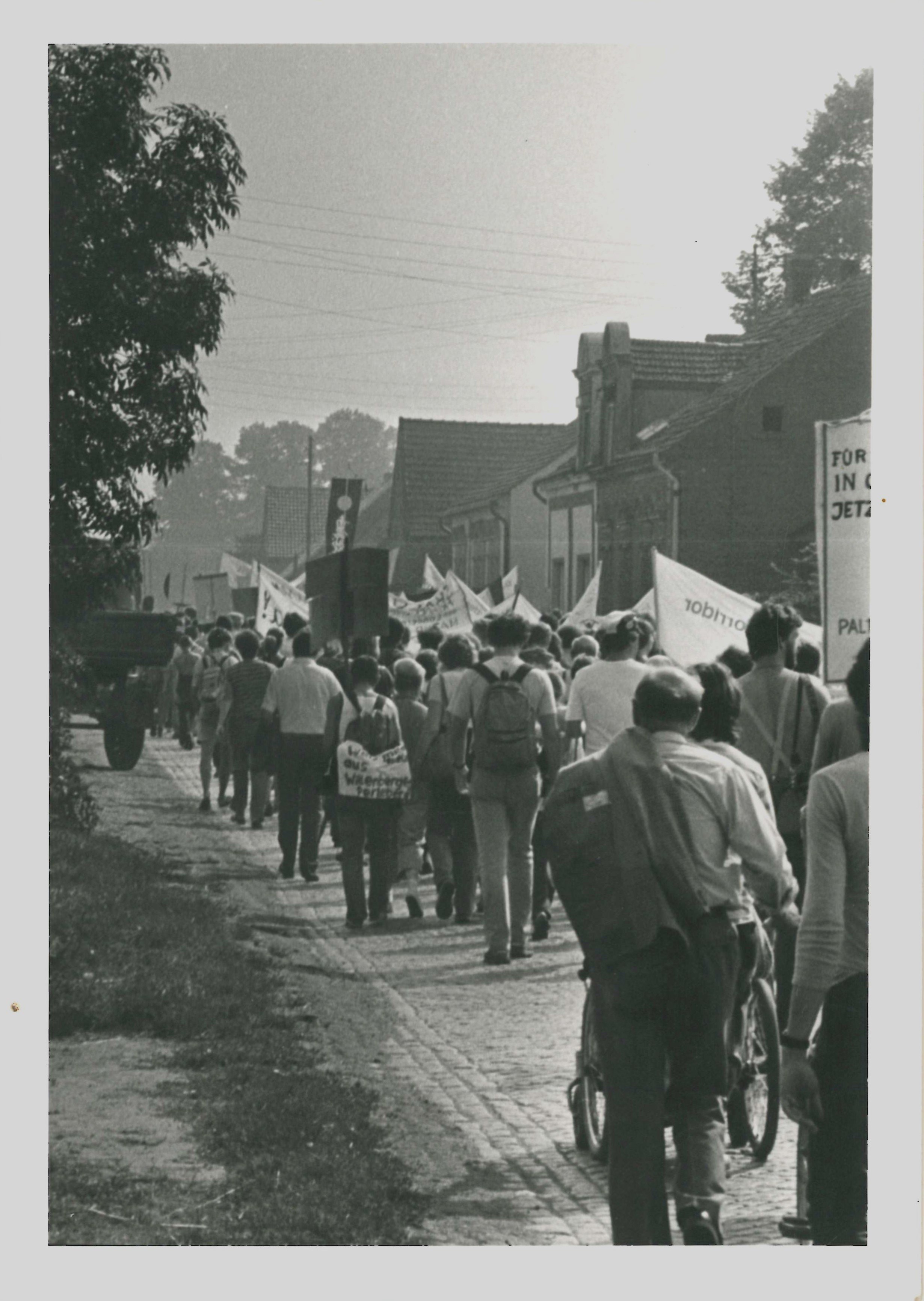 Olof-Palme-Marsch 1987: Demonstrationszug auf einer Dorfstraße (DDR Geschichtsmuseum im Dokumentationszentrum Perleberg CC BY-SA)