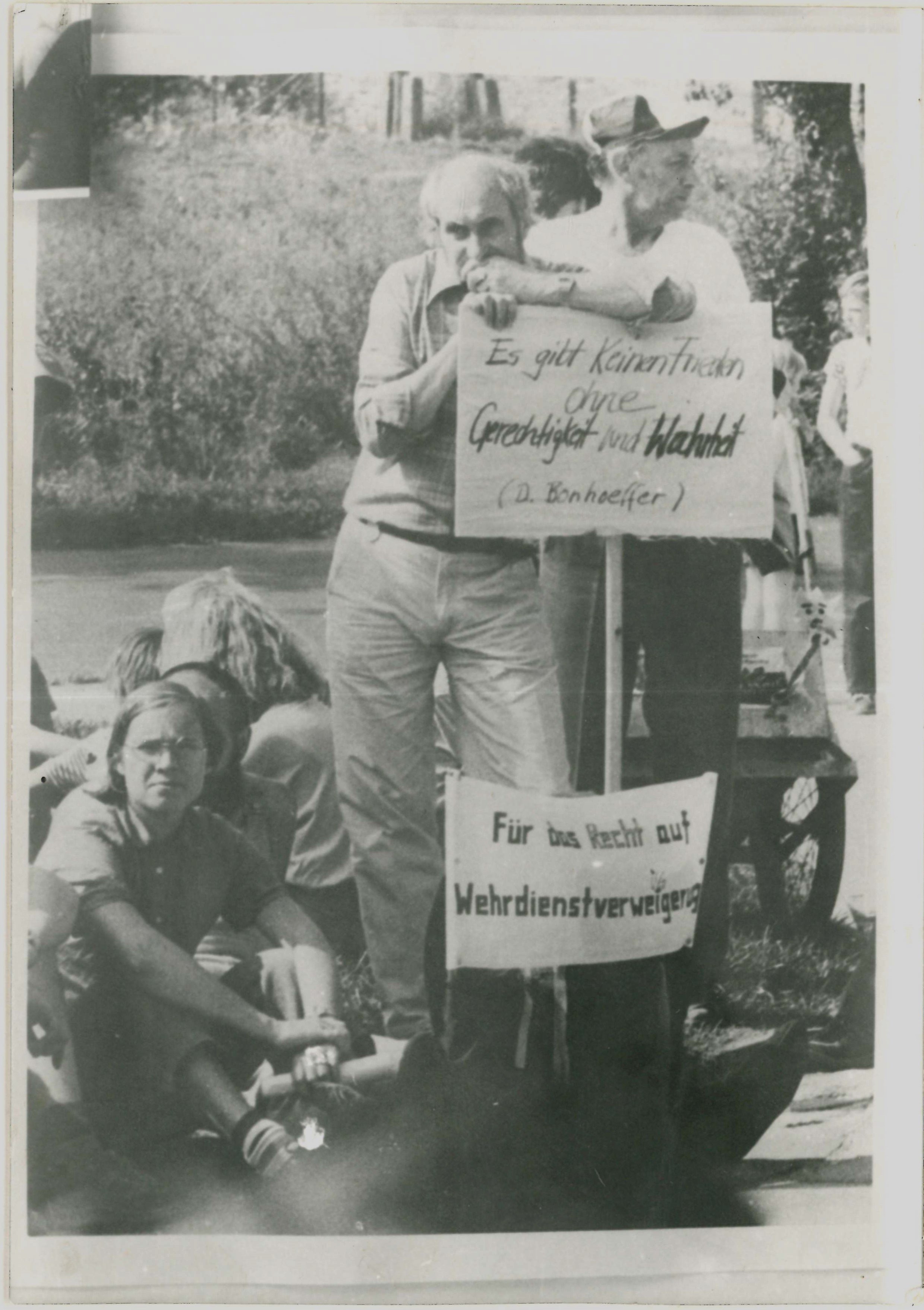 Olof-Palme-Marsch 1987: Teilnehmer mit Plakat: "Für das Recht auf Wehrdienstverweigerung" (DDR Geschichtsmuseum im Dokumentationszentrum Perleberg CC BY-SA)