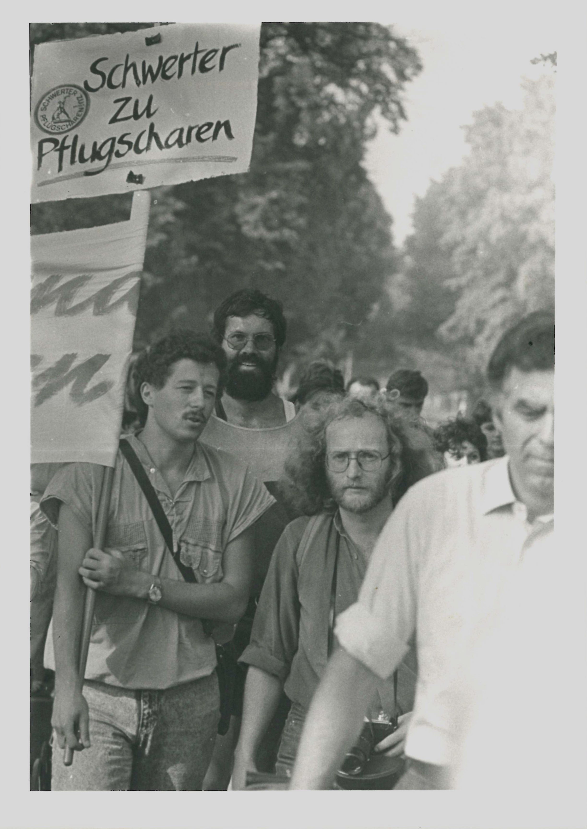Olof-Palme-Marsch 1987: Teilnehmer mit Plakat: "Schwerter zu Pflugscharen" (DDR Geschichtsmuseum im Dokumentationszentrum Perleberg CC BY-SA)