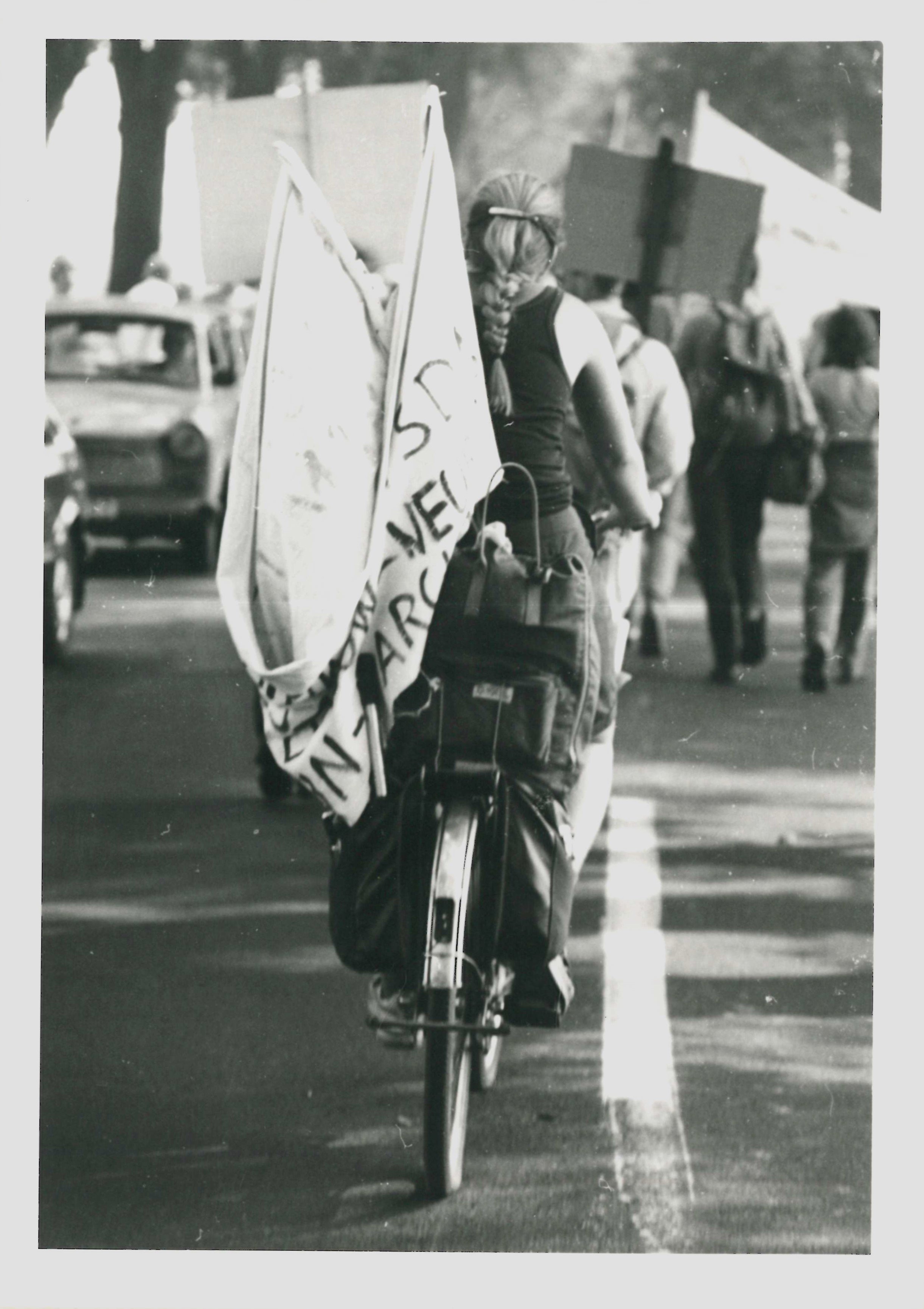 Olof-Palme-Marsch 1987: Teilnehmerin auf einem Fahrrad (DDR Geschichtsmuseum im Dokumentationszentrum Perleberg CC BY-SA)