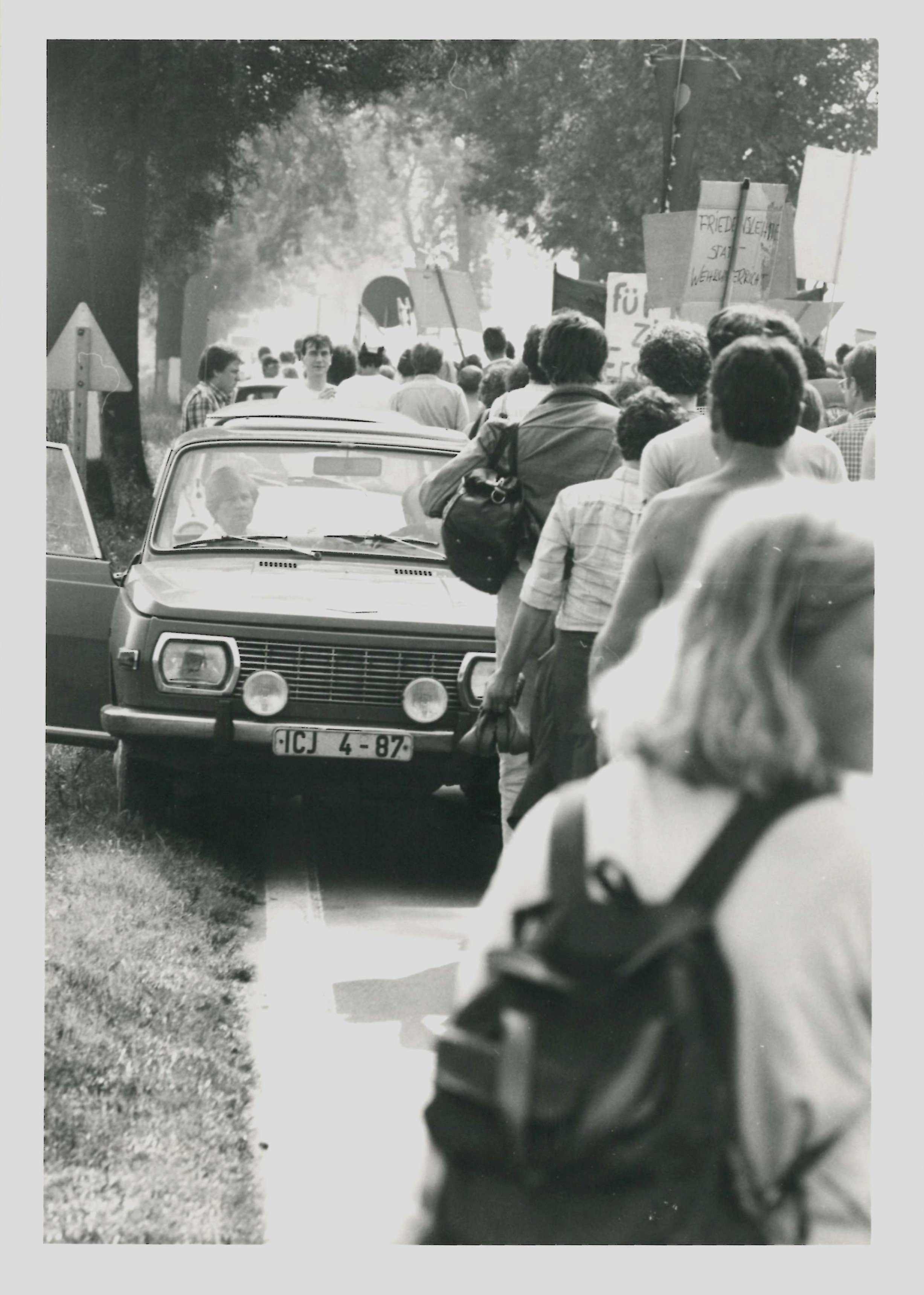 Olof-Palme-Marsch 1987: Demonstrationszug auf einer Landstraße (DDR Geschichtsmuseum im Dokumentationszentrum Perleberg CC BY-SA)