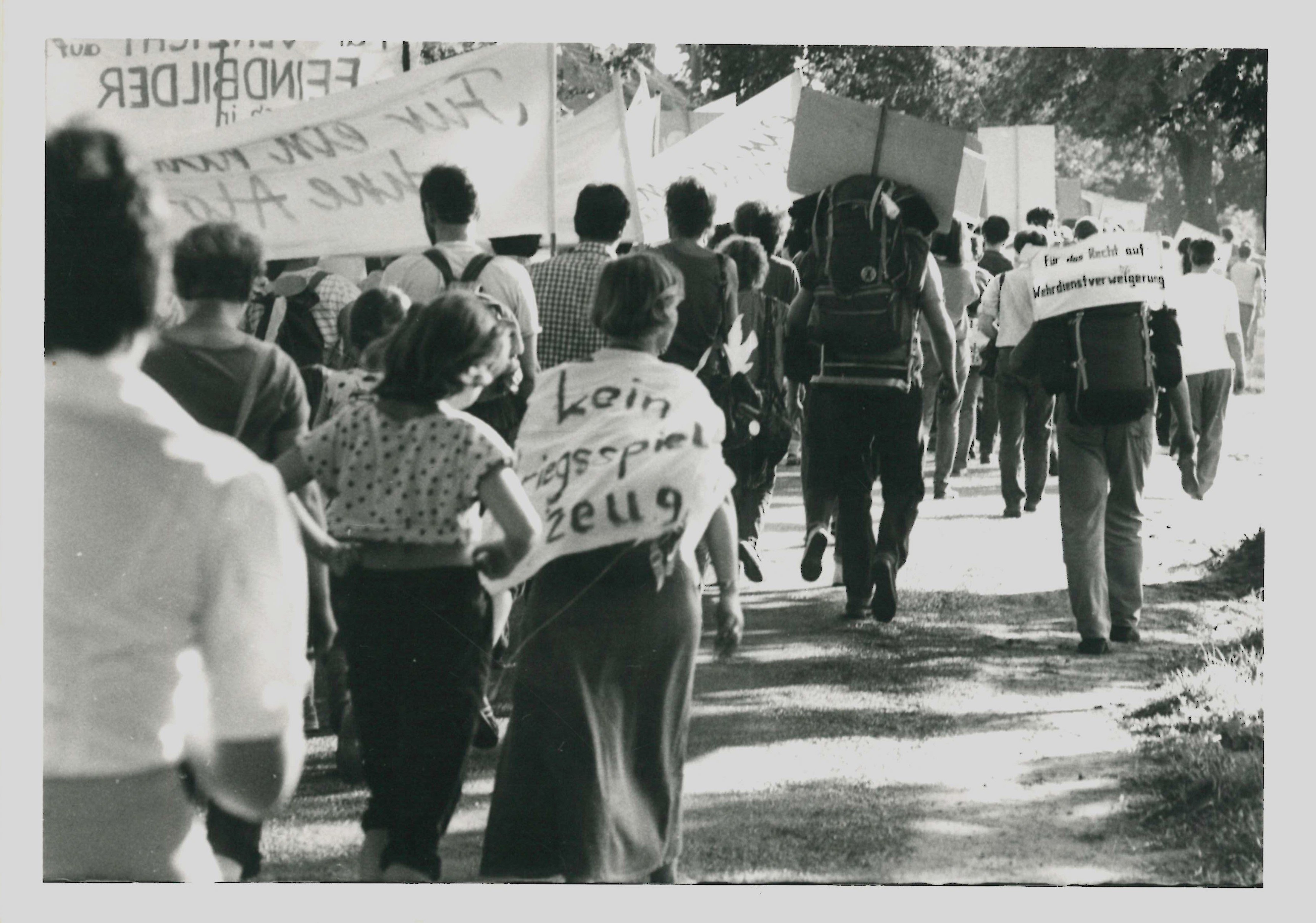 Olof-Palme-Marsch 1987: Teilnehmer mit Transparenten und Plakaten (DDR Geschichtsmuseum im Dokumentationszentrum Perleberg CC BY-SA)