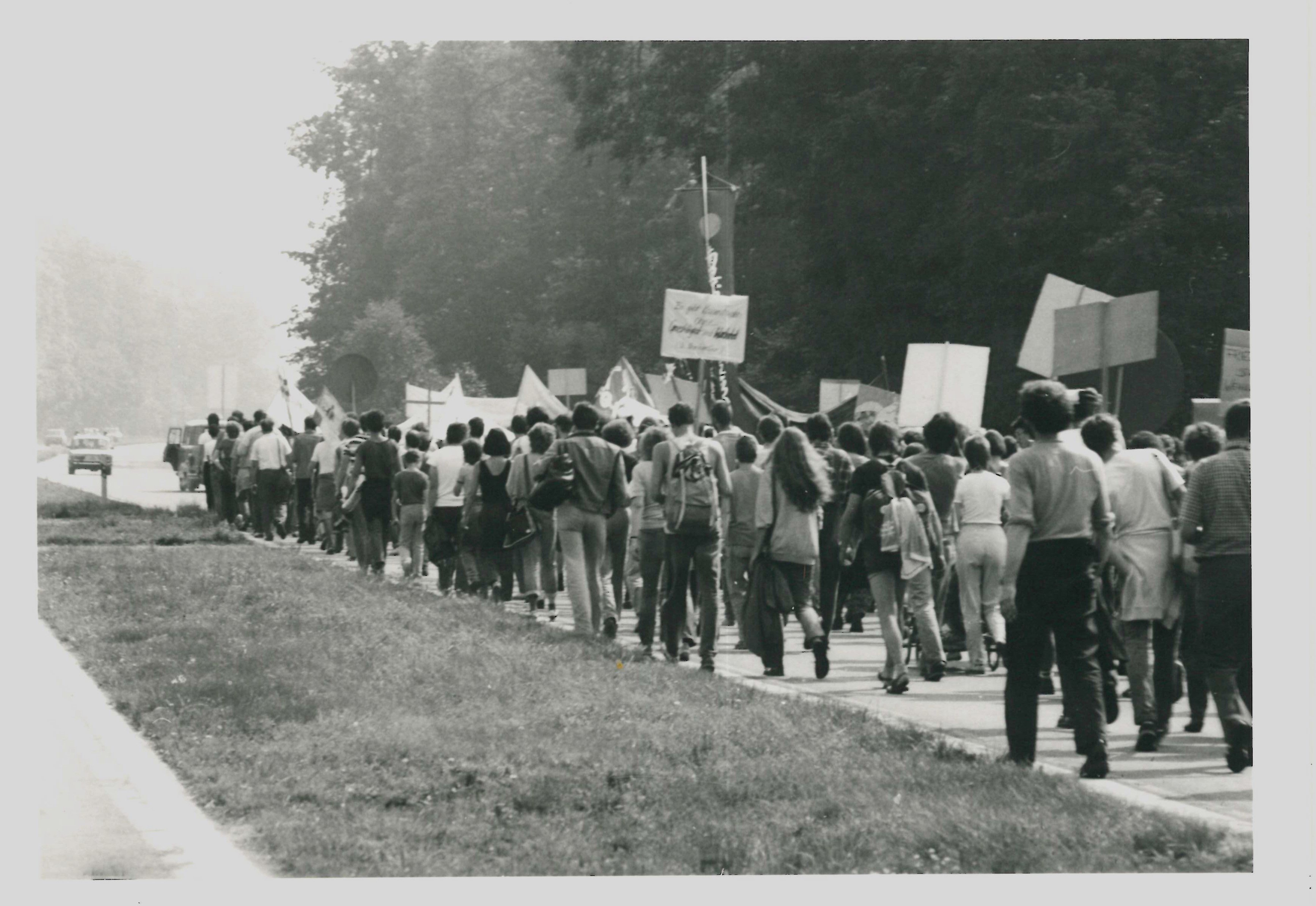 Olof-Palme-Marsch 1987: Demonstrationszug auf einer Landstraße (DDR Geschichtsmuseum im Dokumentationszentrum Perleberg CC BY-SA)