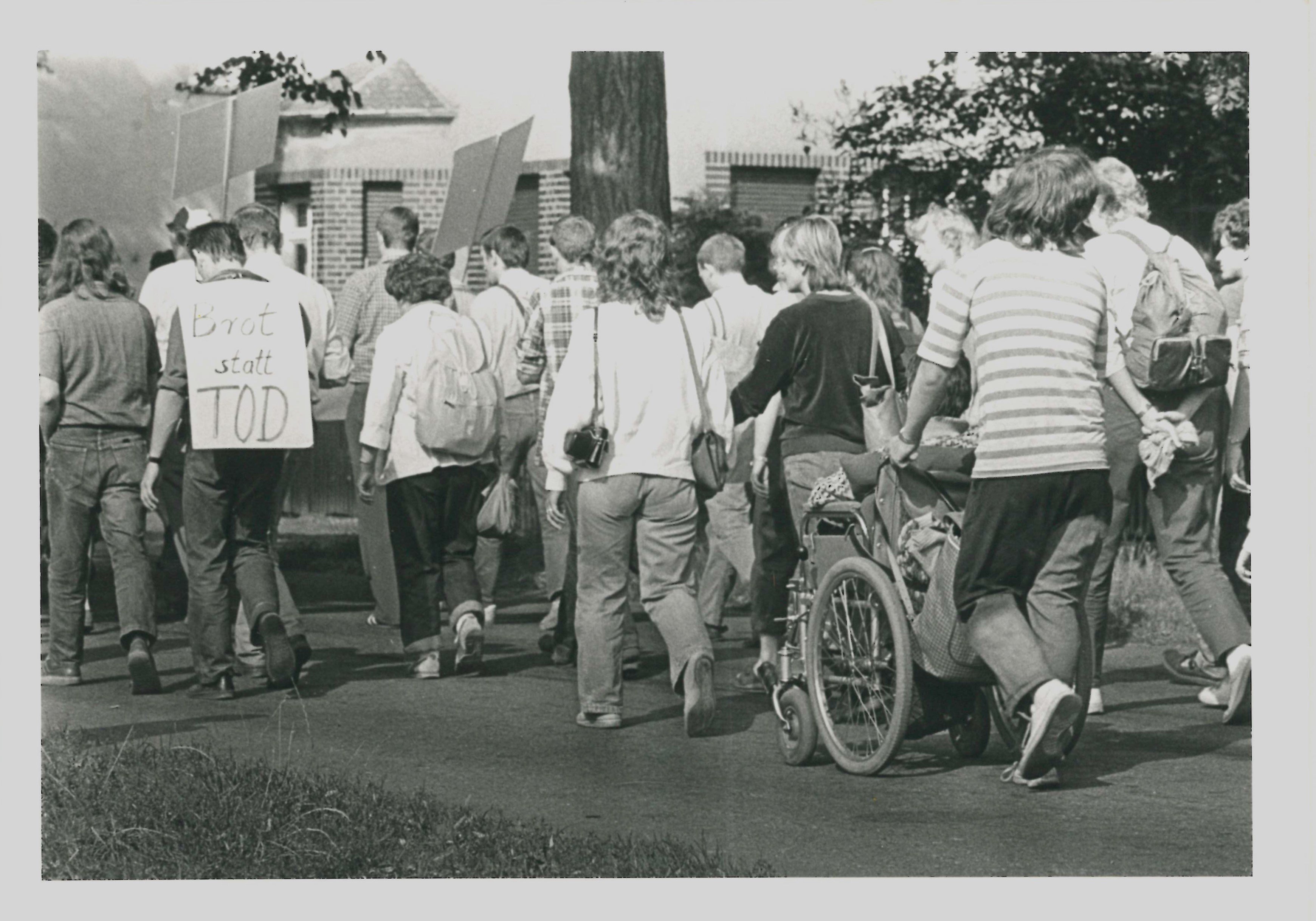 Olof-Palme-Marsch 1987: Teilnehmer mit Plakat: "Brot statt Tod" (DDR Geschichtsmuseum im Dokumentationszentrum Perleberg CC BY-SA)