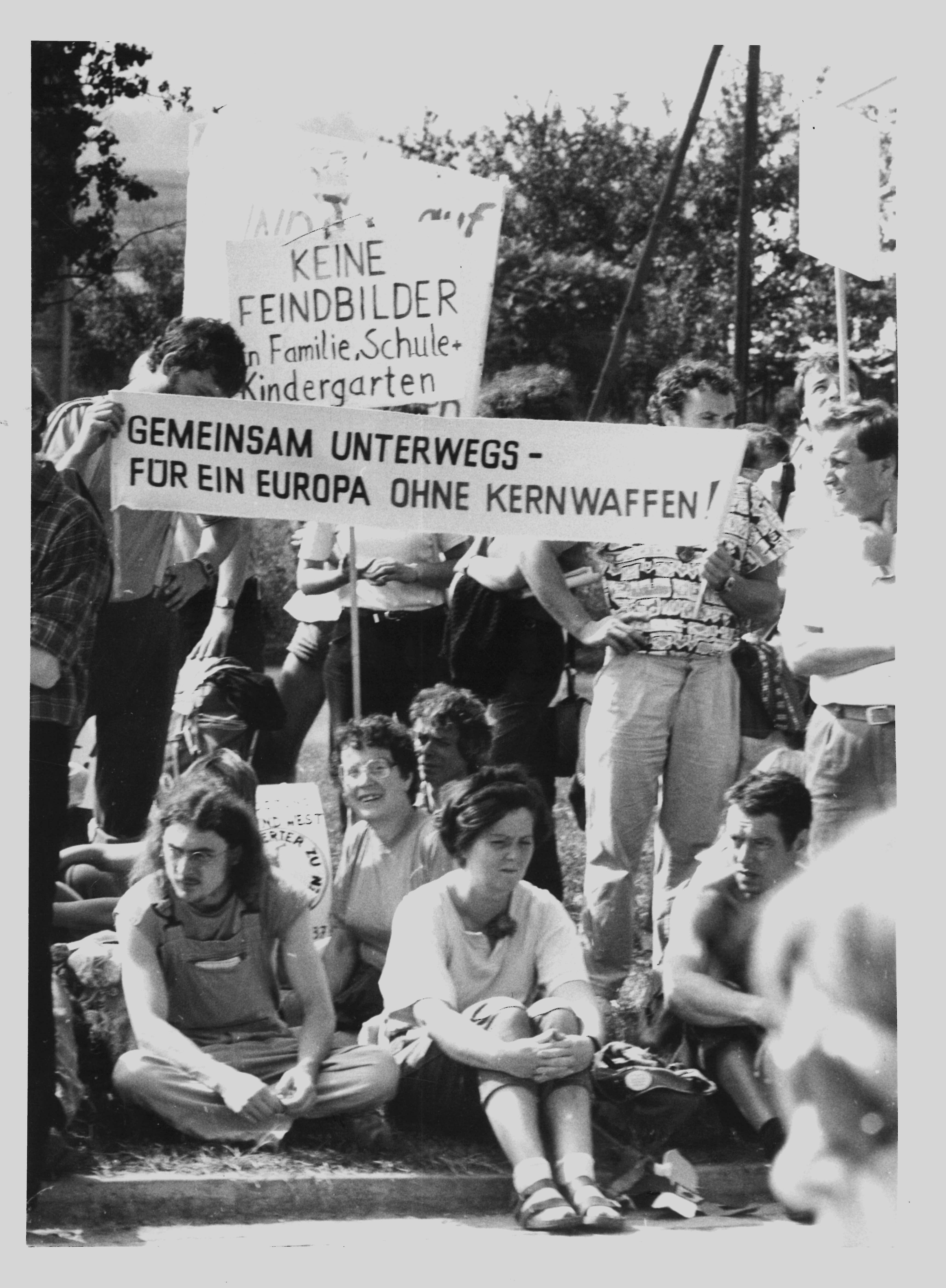 Olof-Palme-Marsch 1987: Teilnehmer mit Plakat: "Gemeinsam unterwegs - für ein Europa ohne Kernwaffen" (DDR Geschichtsmuseum im Dokumentationszentrum Perleberg CC BY-SA)