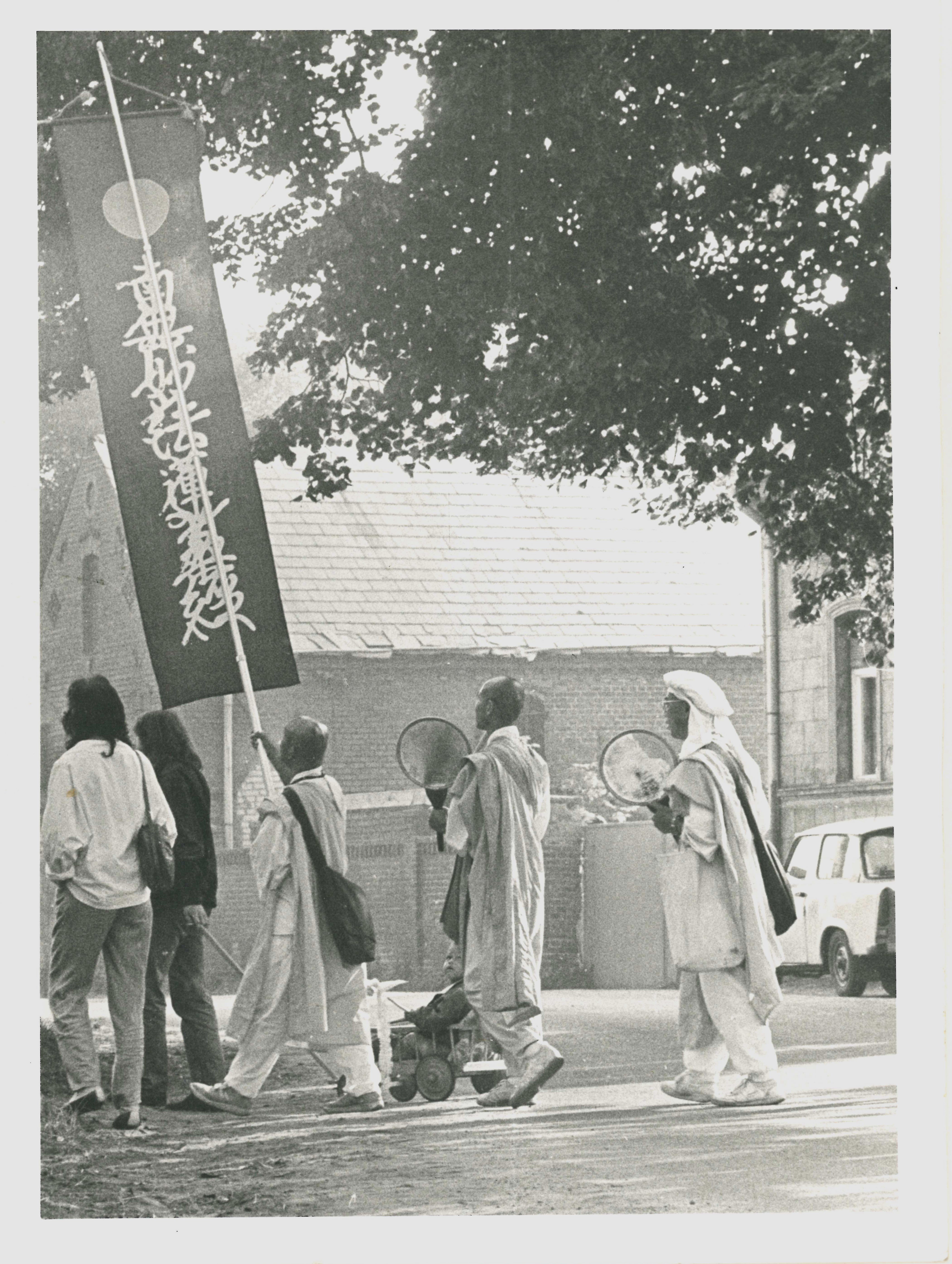 Olof-Palme-Marsch 1987: Buddhistische Mönche mit Transparent (DDR Geschichtsmuseum im Dokumentationszentrum Perleberg CC BY-SA)
