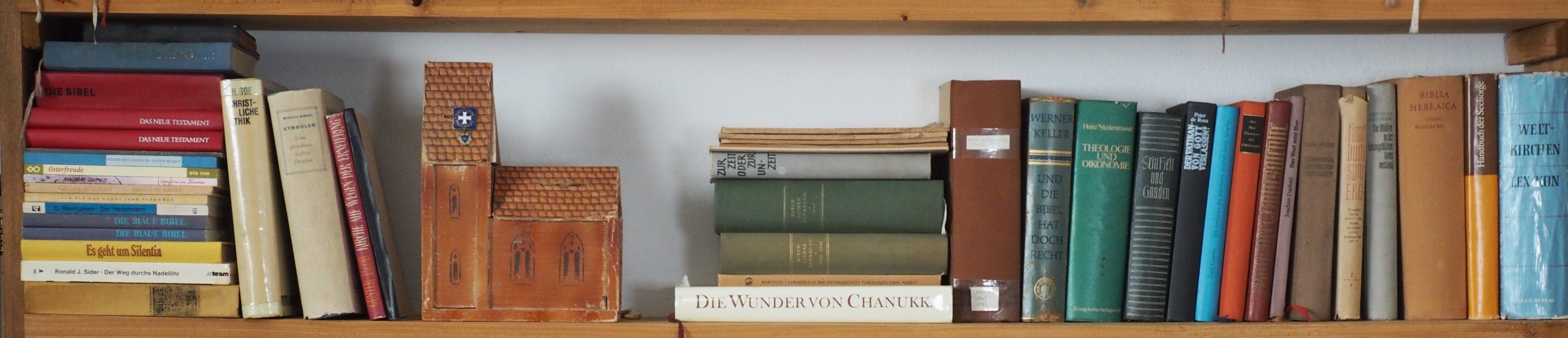 Regalfach Bibliothek des nachgestellten Pfarrbüros: Theologische Nachschlagewerke (DDR Geschichtsmuseum und Dokumentationszentrum Perleberg CC BY-NC-SA)