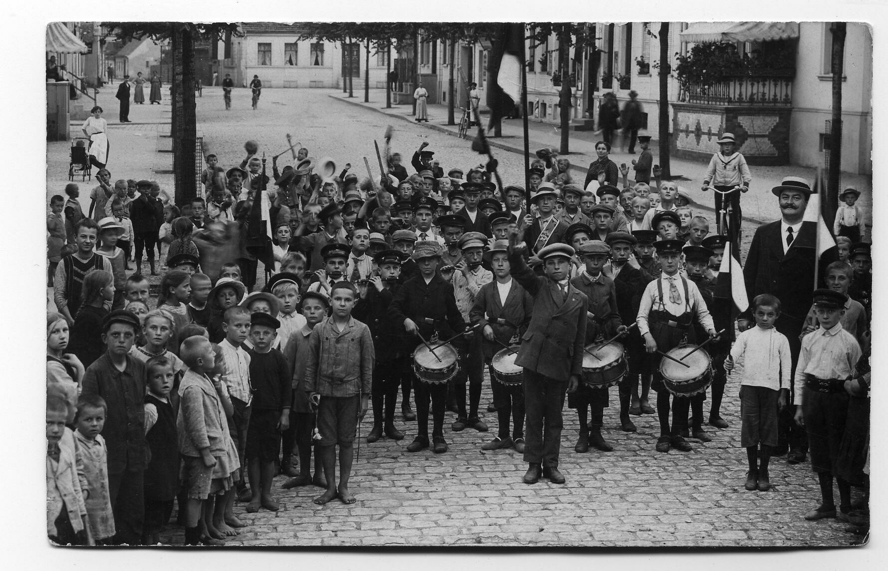 Teltow, Schüler zur Einweihungsfeier Teltowkanal, 1906 (Heimatmuseum Stadt Teltow CC BY-NC-SA)