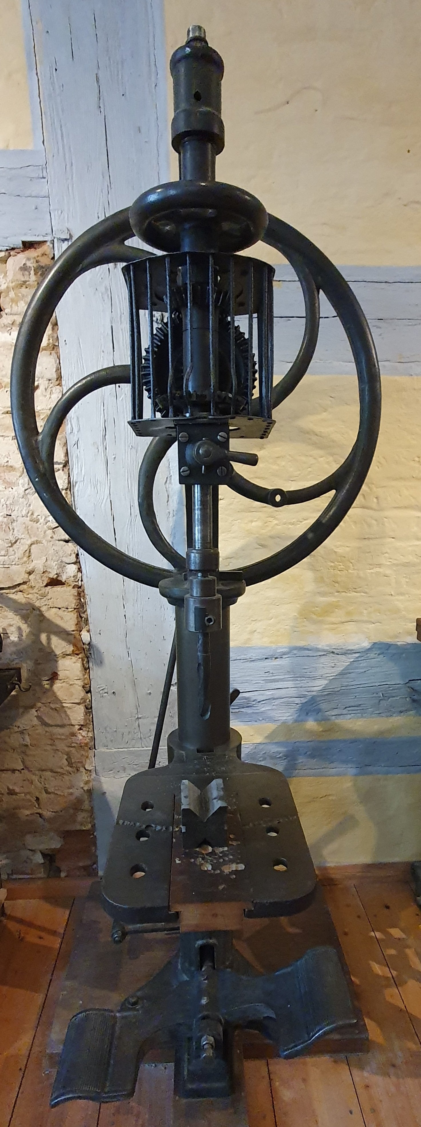 Ständerbohrmaschine mit Fußbetrieb (Heimatmuseum Stadt Teltow CC BY-NC-SA)