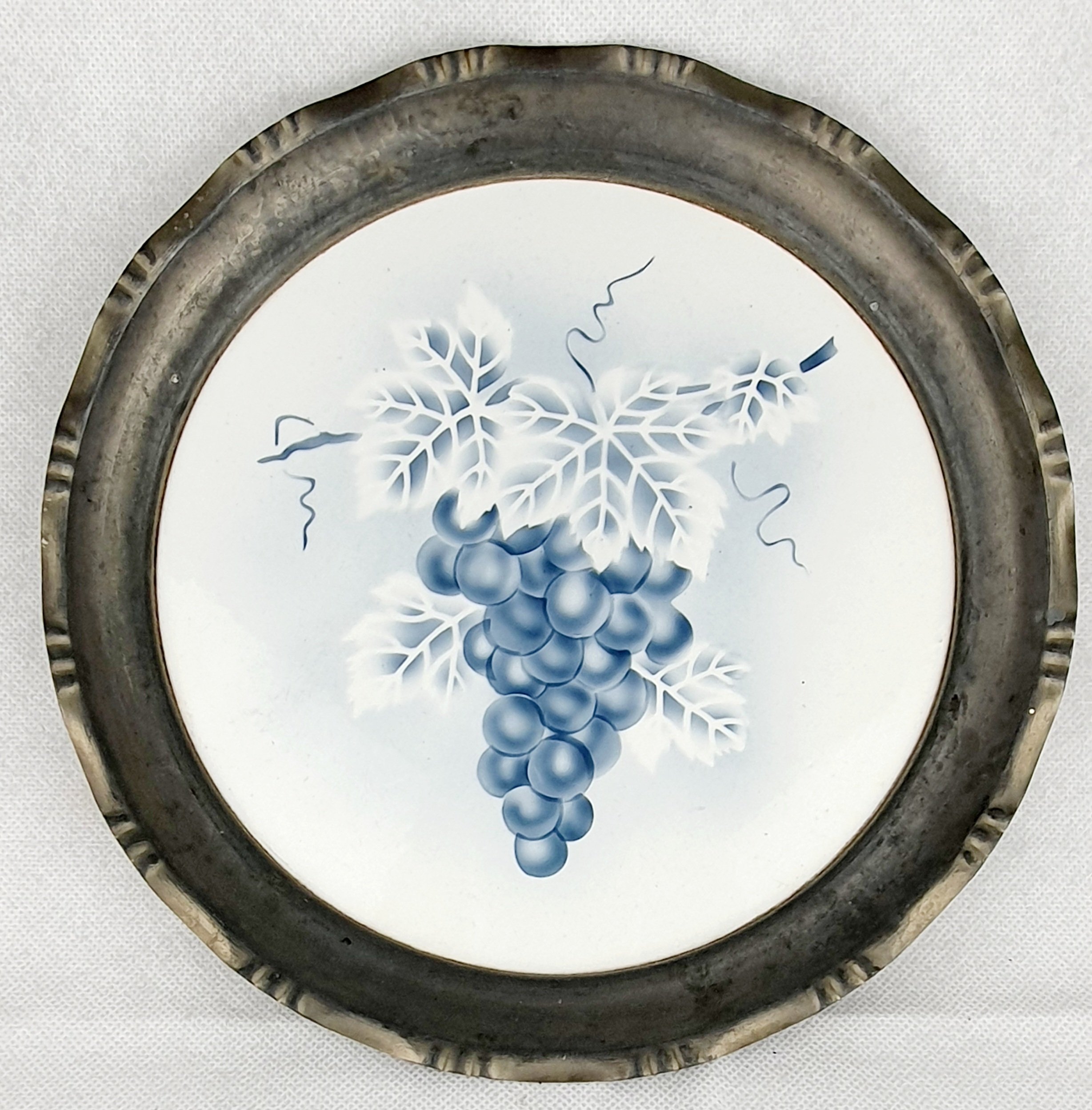 Obstschale „Weinmotiv“, blau, Rand verzinnt (Heimatmuseum Stadt Teltow CC BY-NC-SA)