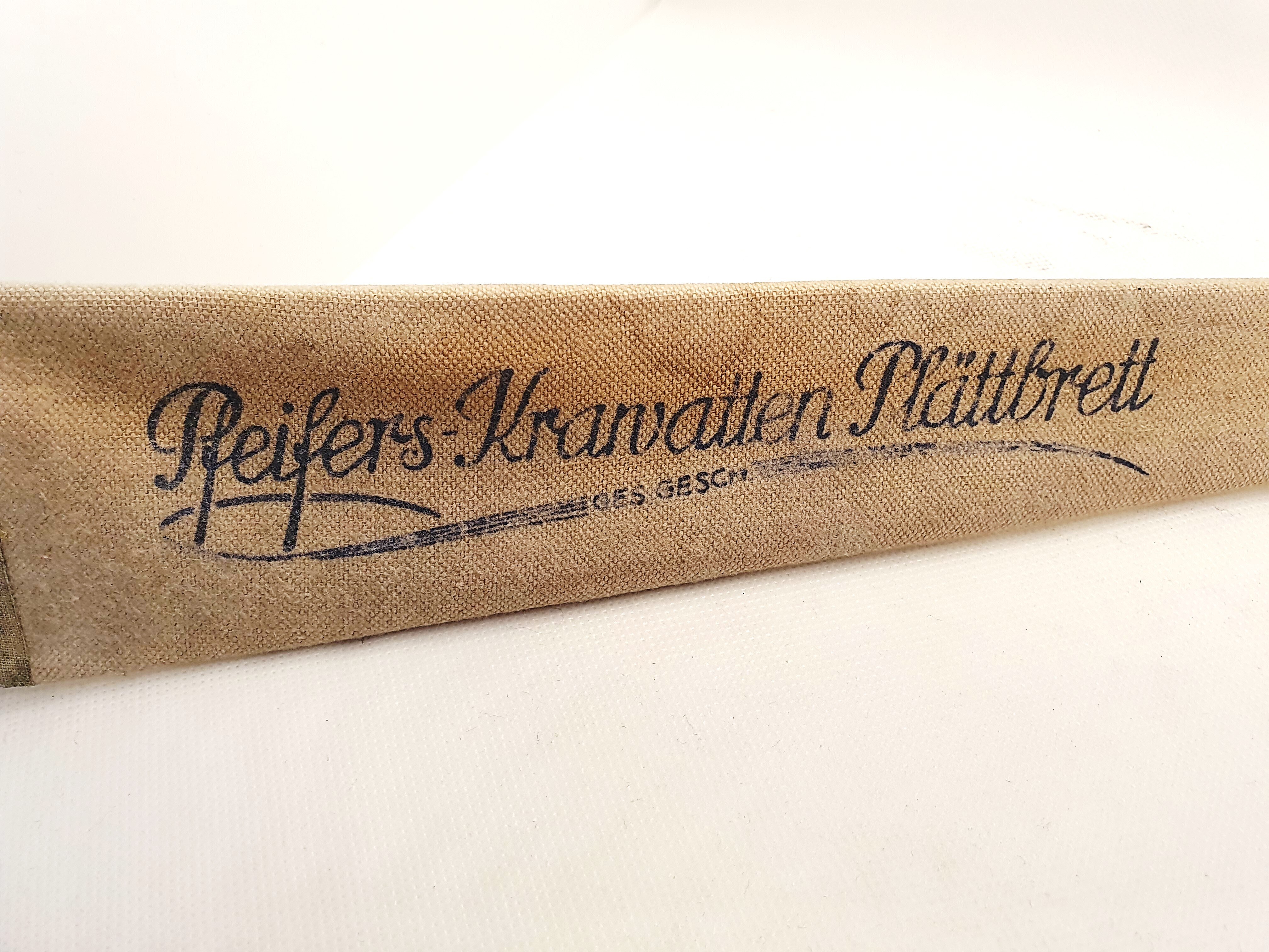 Pfeifers-Krawatten-Plättbrett (Heimatverein Teltow CC BY-NC-SA)