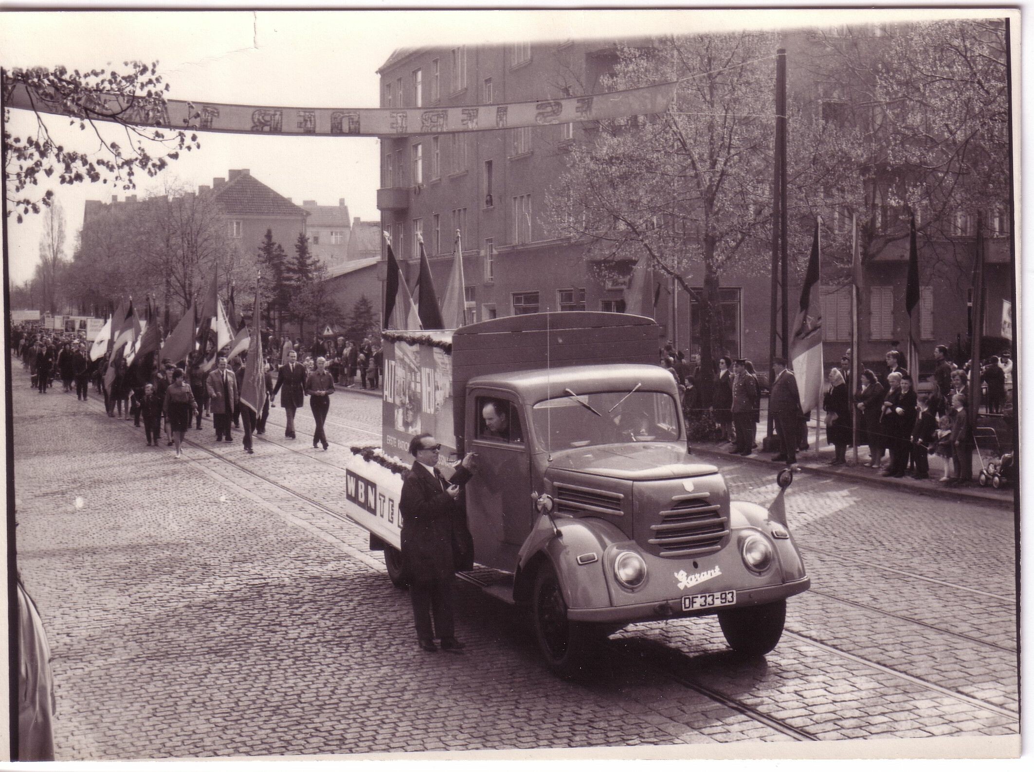 Teltow, Parade am 1. Mai 1960 (s/w) (Heimatmuseum Stadt Teltow CC BY-NC-SA)