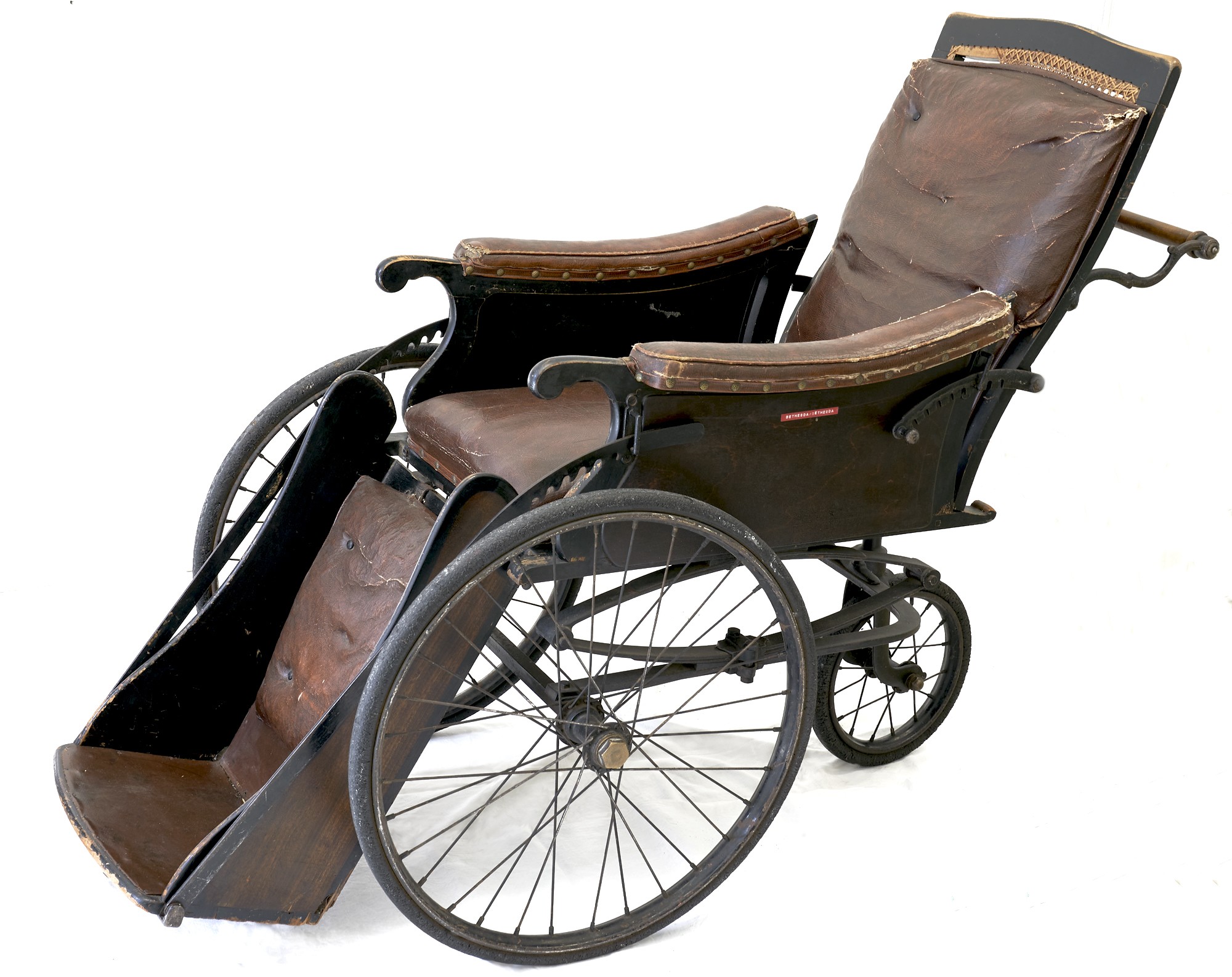 Krankenfahrstuhl/Rollstuhl (Heimatmuseum Stadt Teltow CC BY-NC-SA)