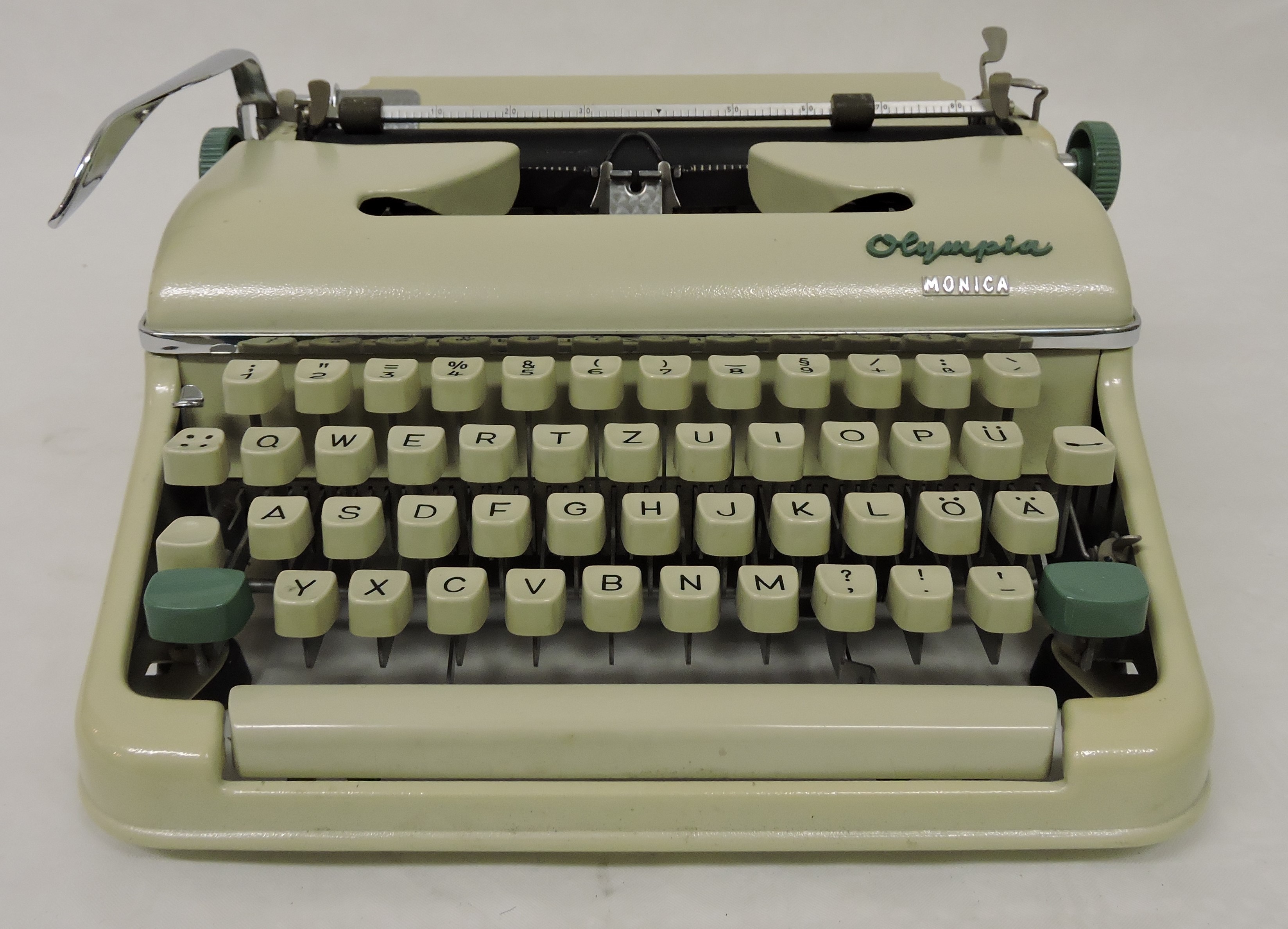 Schreibmaschine "Olympia-Monica" mit Frakturschrift (Heimatmuseum Stadt Teltow CC BY-NC-SA)