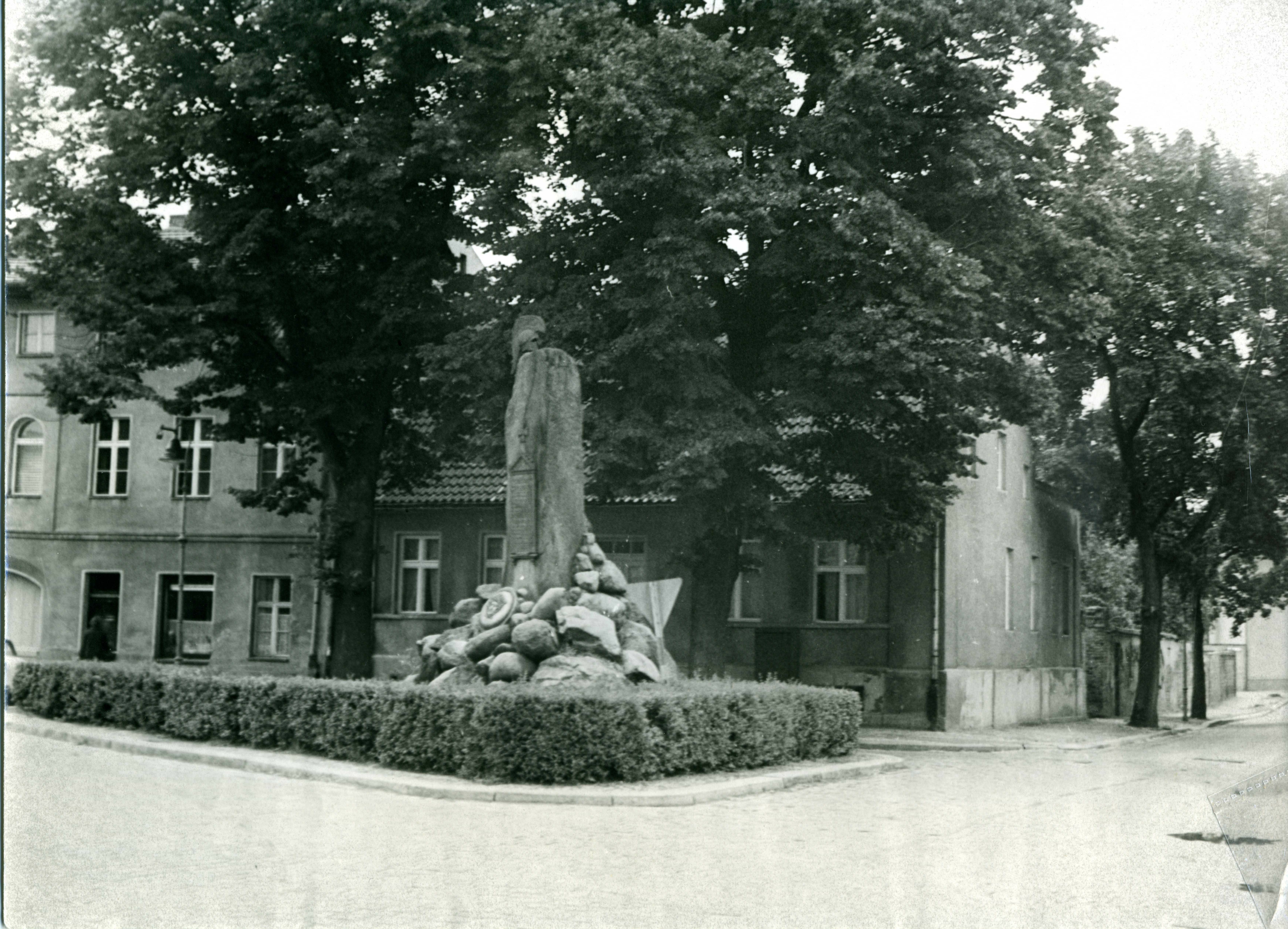 Teltow, Breite Straße, Kriegerdenkmal, ca. 1980 (Heimatverein CC BY-NC-SA)