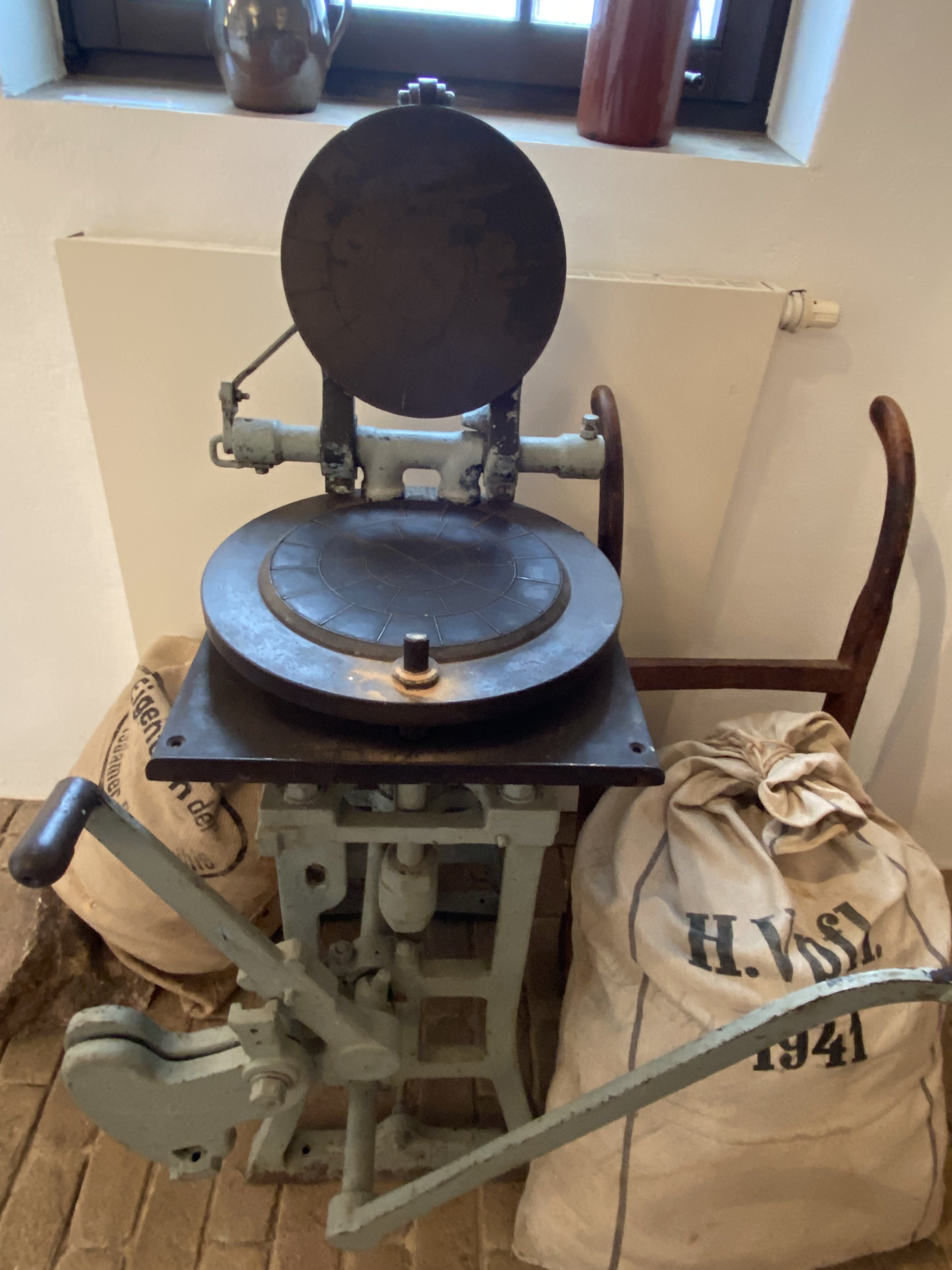 Brötchenteilteilmaschine (Niederlausitzer Sorbrisches Dorfmuseum Bloischdorf CC BY-NC-SA)