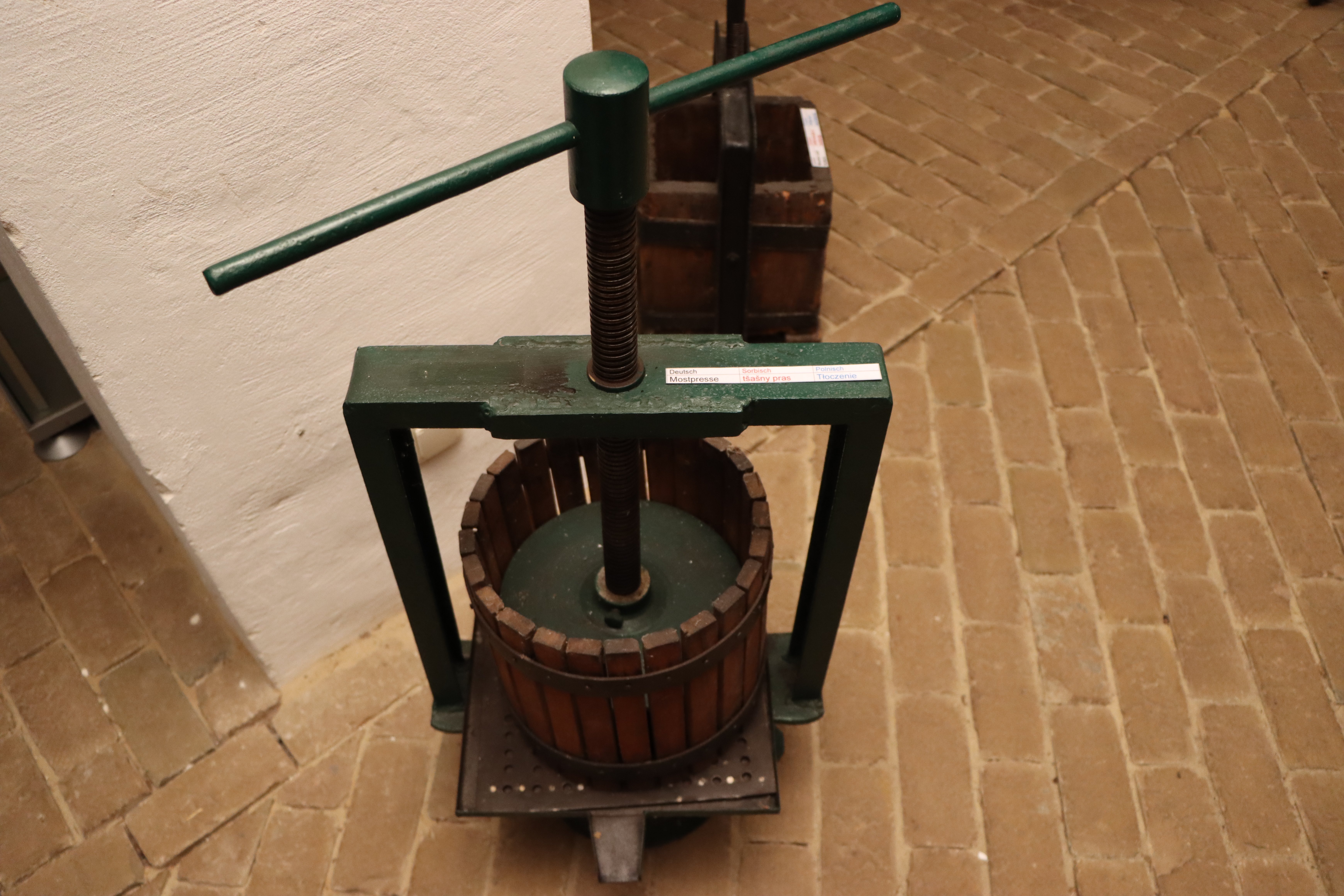 Runde Mostpresse mit Gewindespindel (Niederlausitzer Sorbrisches Dorfmuseum Bloischdorf CC BY-NC-SA)