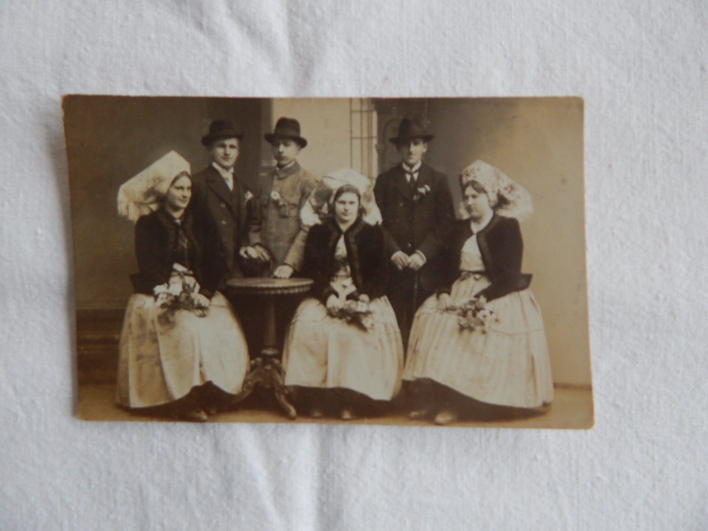 Fotografie "Gruppenbild mit Männer und Frauen in Ausgehtracht" (Heimatmuseum Dissen CC BY-NC-SA)