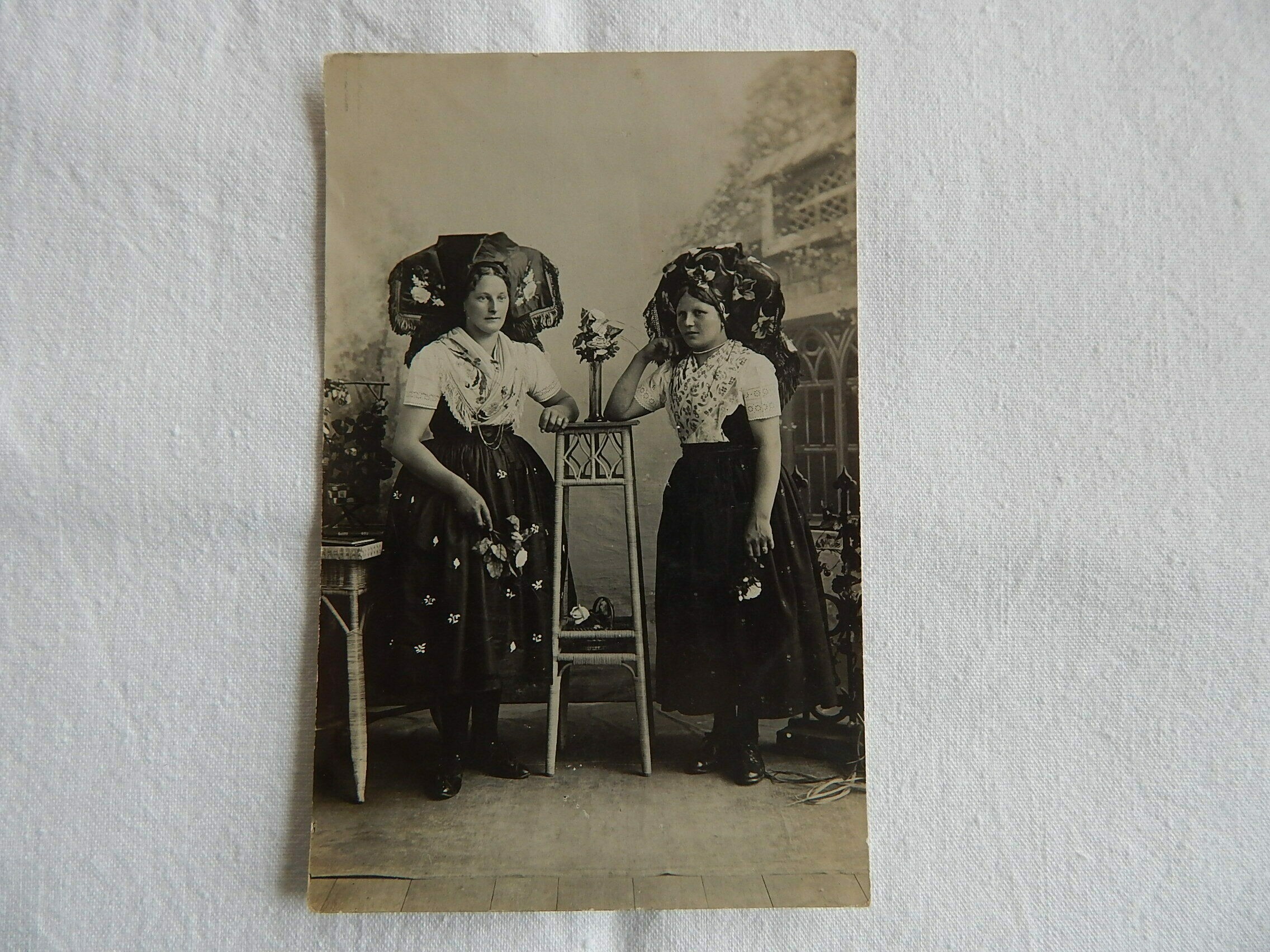Fotografie "Zwei Mädchen in Kirchgangstracht" (Heimatmuseum Dissen CC BY-NC-SA)