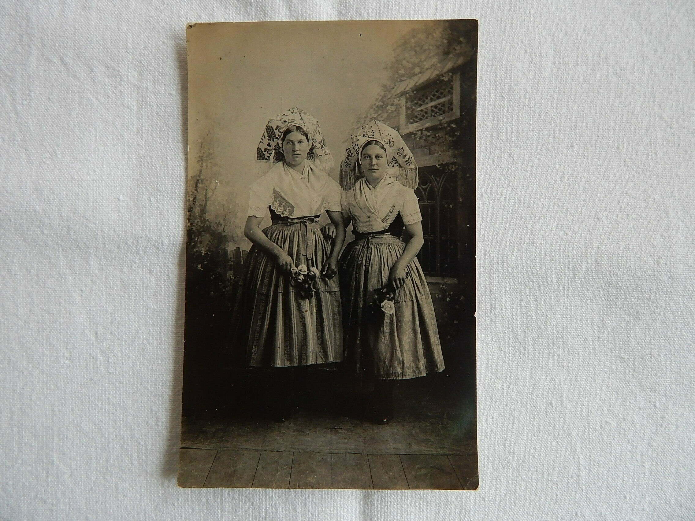 Fotografie "Zwei Mädchen in Ausgehtracht" (Heimatmuseum Dissen CC BY-NC-SA)