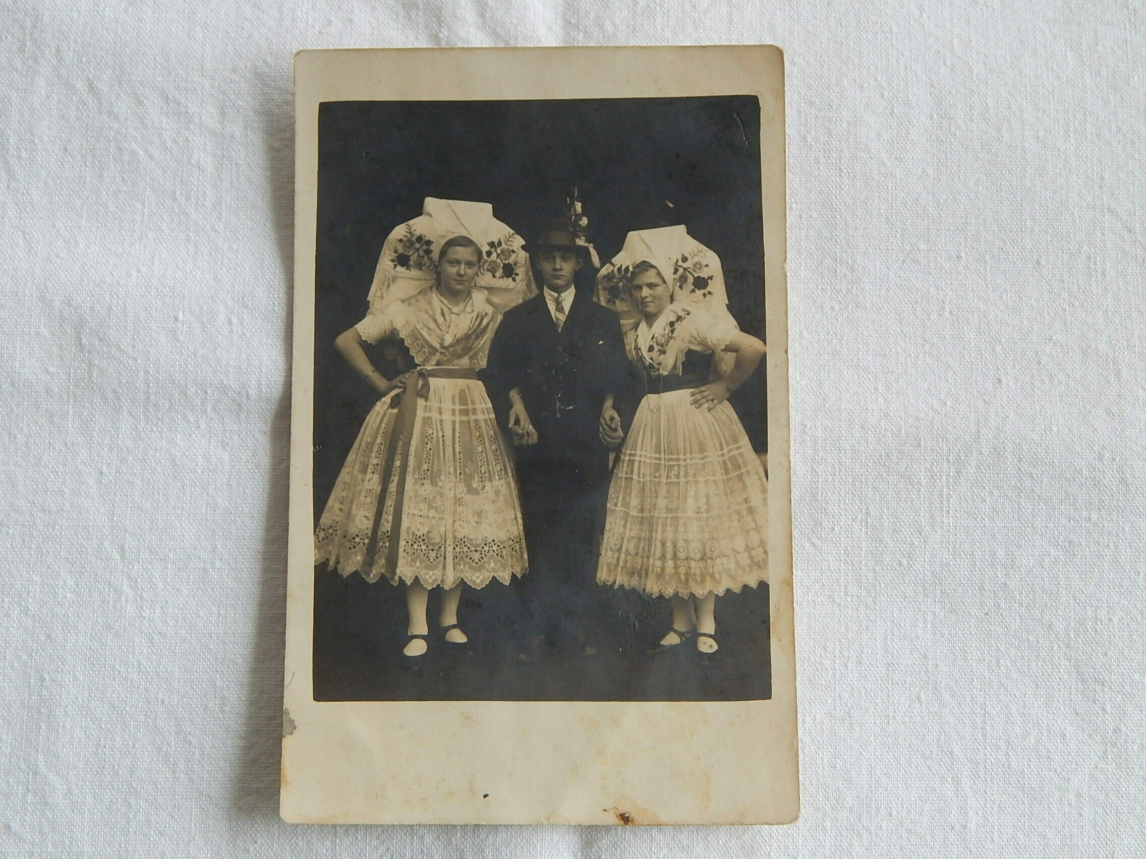Fotografie \"Zwei jungen Frauen mit einem jungen Mann\" (Heimatmuseum Dissen CC BY-NC-SA)