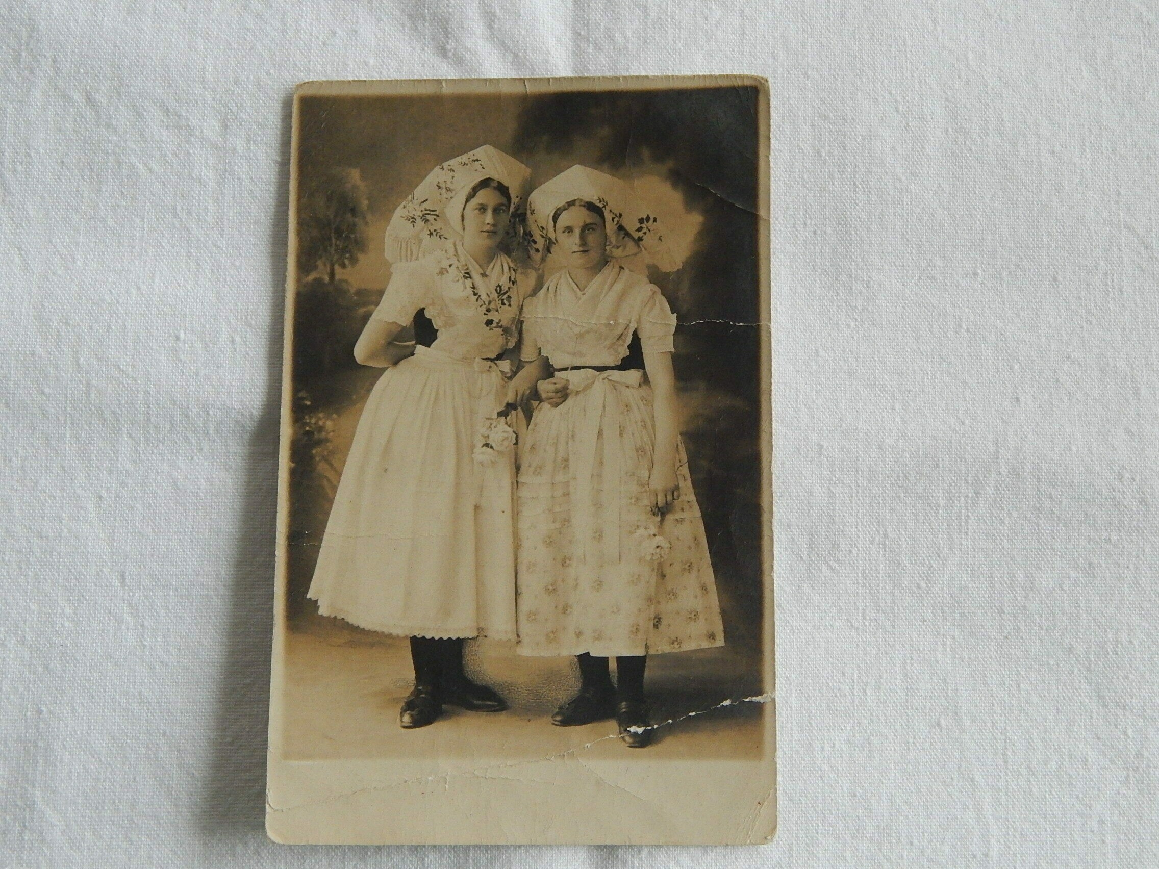 Fotografie \"Zwei junger Frauen in Ausgehtracht\" (Heimatmuseum Dissen CC BY-NC-SA)