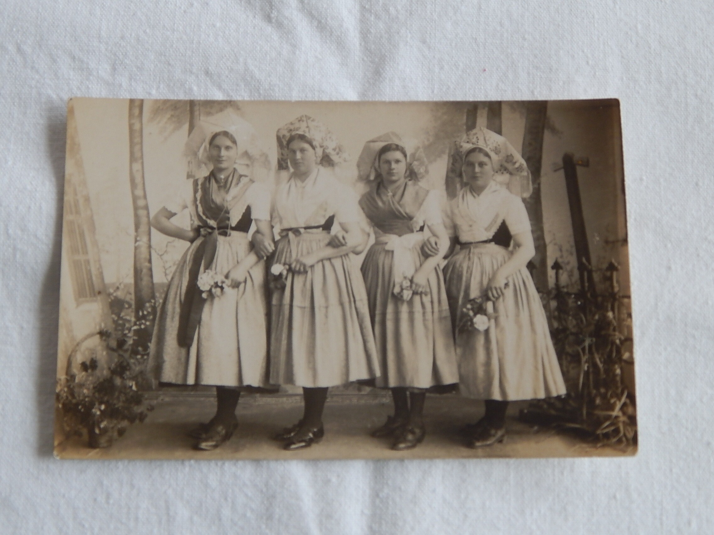 Fotografie \"Vier junge Frauen in Tracht\" (Heimatmuseum Dissen CC BY-NC-SA)