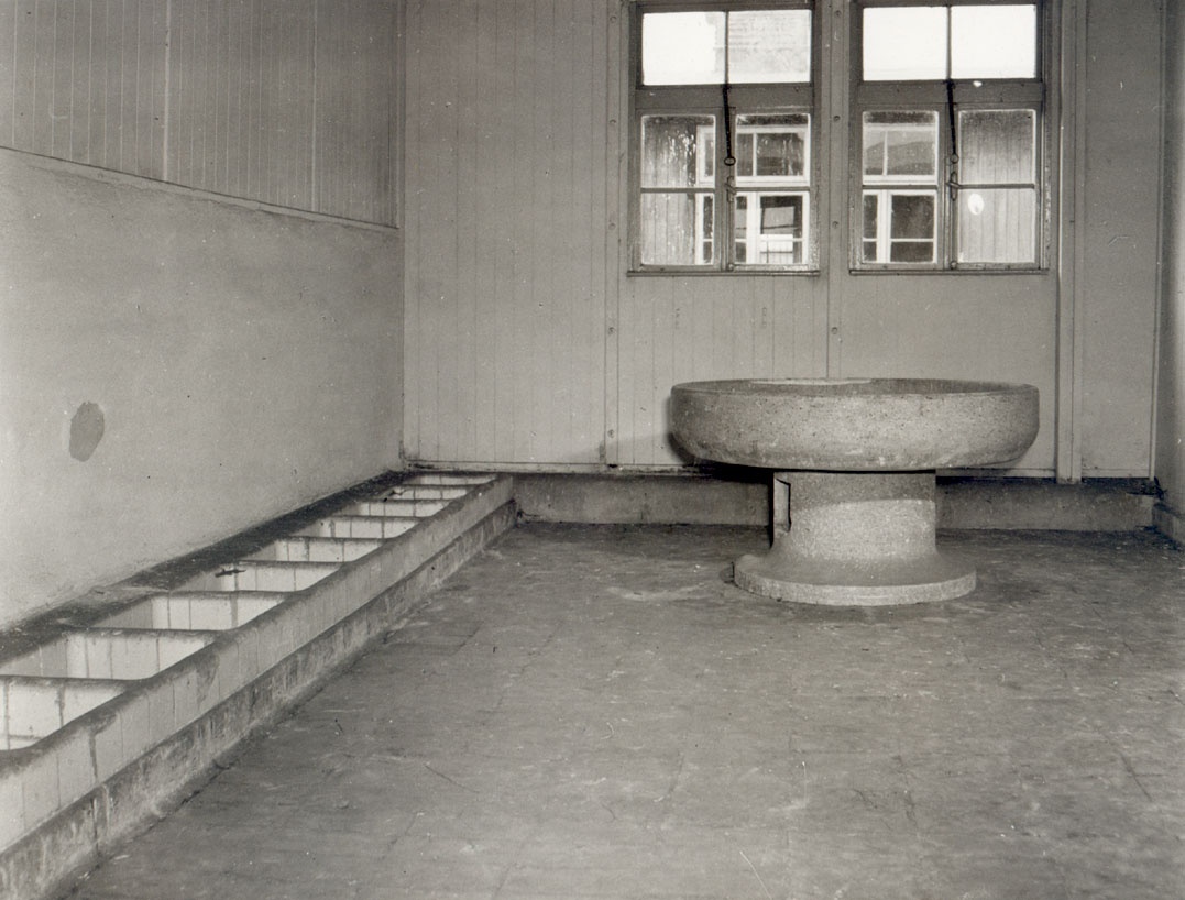 Waschraum in der Baracke 38 (1961) (Gedenkstätte und Museum Sachsenhausen CC BY-NC-SA)