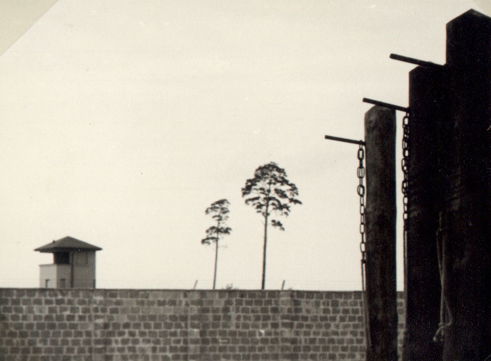 Hängepfähle im Hof des Zellenbaus (1961) (Gedenkstätte und Museum Sachsenhausen CC BY-NC-SA)