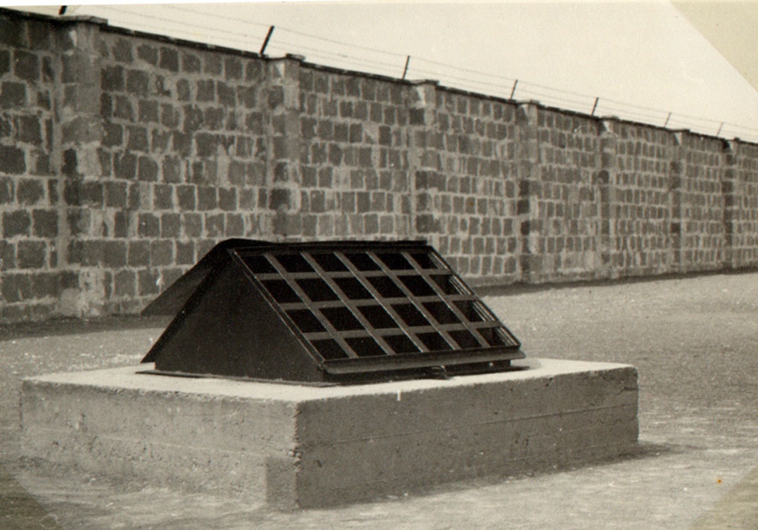 Erdbunker im Hof des Zellenbaus (1961) (Gedenkstätte und Museum Sachsenhausen CC BY-NC-SA)