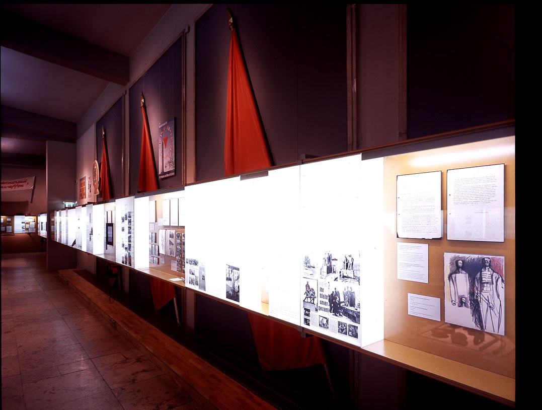 Vitrinen in der Ausstellung &quot;Von der Erinnerung zum Monument 1950-1990&quot; (2002) im Neuen Museum (Gedenkstätte und Museum Sachsenhausen CC BY-NC-SA)
