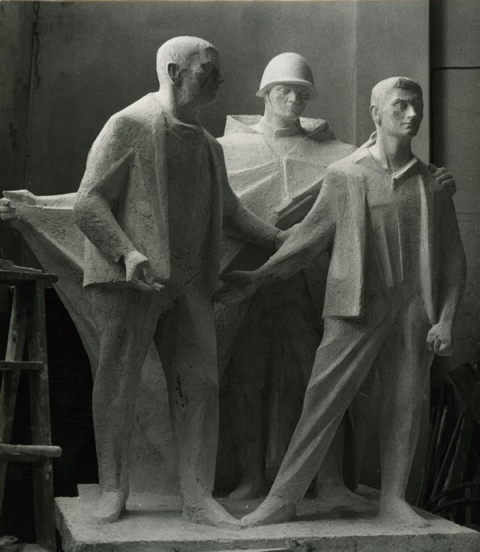 Mahnmal mit der Plastikgruppe &quot;Befreiung&quot; von René Graetz (1961) (Gedenkstätte und Museum Sachsenhausen CC BY-NC-SA)