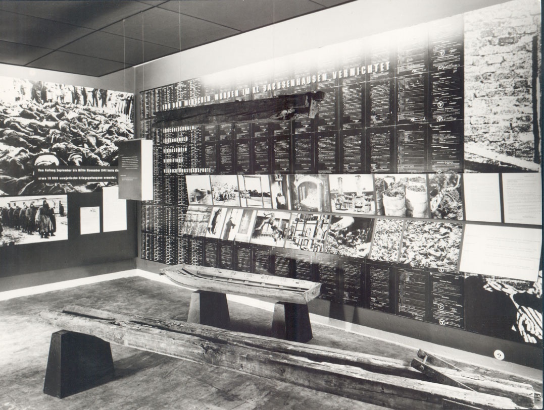 Foto aus der Ausstellung im &quot;Lagermuseum&quot; (1961) (Gedenkstätte und Museum Sachsenhausen CC BY-NC-SA)