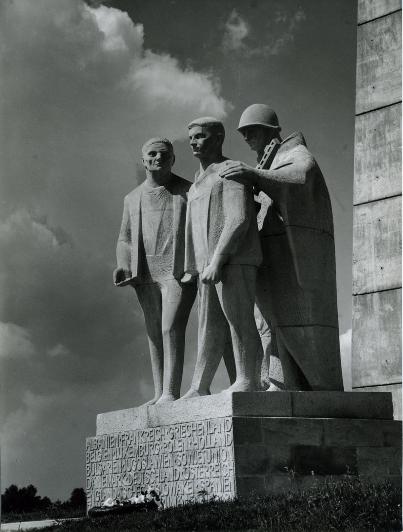 Mahnmal mit der Plastikgruppe &quot;Befreiung&quot; von René Graetz (1961) (Gedenkstätte und Museum Sachsenhausen CC BY-NC-SA)