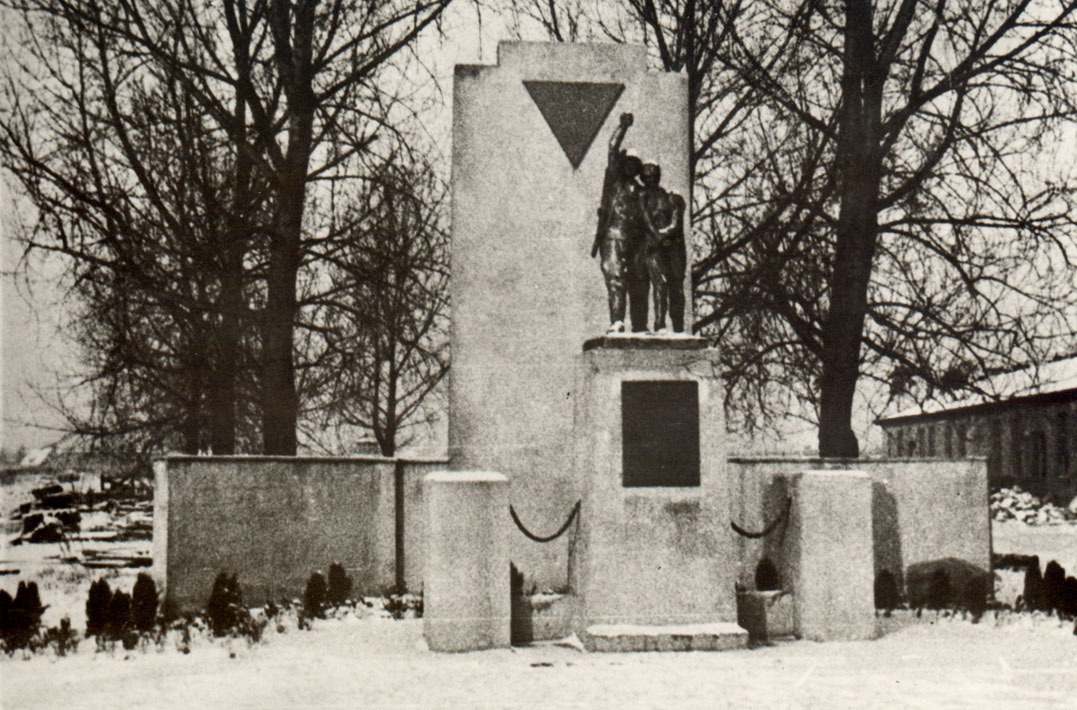 Erster Gedenkstein aus dem Gelände des ehemaligen KZ Sachsenhausen (1954) (Gedenkstätte und Museum Sachsenhausen CC BY-NC-SA)
