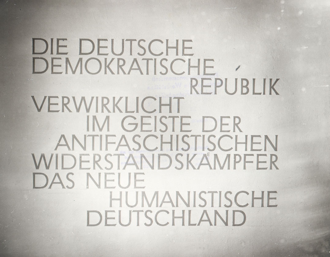 Schriftzug im &quot;Lagermuseum&quot; (1961) (Gedenkstätte und Museum Sachsenhausen CC BY-NC-SA)