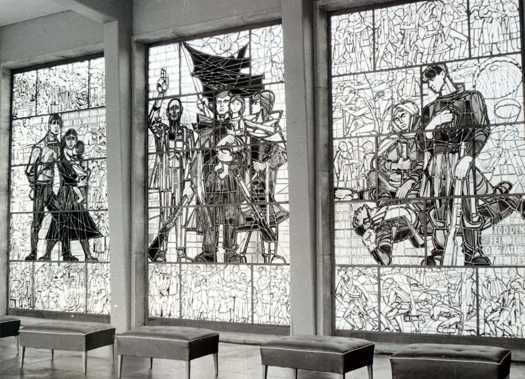 Glastriptychon von Walter Womacka, gewidmet dem Freiheitskampf der europäischen Völker (1961) (Gedenkstätte und Museum Sachsenhausen CC BY-NC-SA)